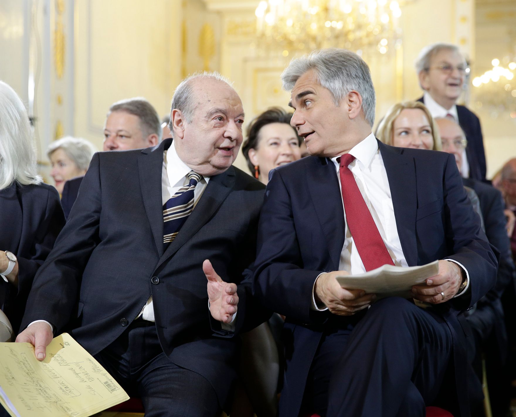 Am 8. Mai 2016 fand im Bundeskanzleramt ein Festakt zum Gedenken an die Befreiung vom Nationalsozialismus und an die Beendigung des Zweiten Weltkrieges in Europa statt. Im Bild Bundeskanzler Werner Faymann (r.) mit Rudolf Gelbard (l.).