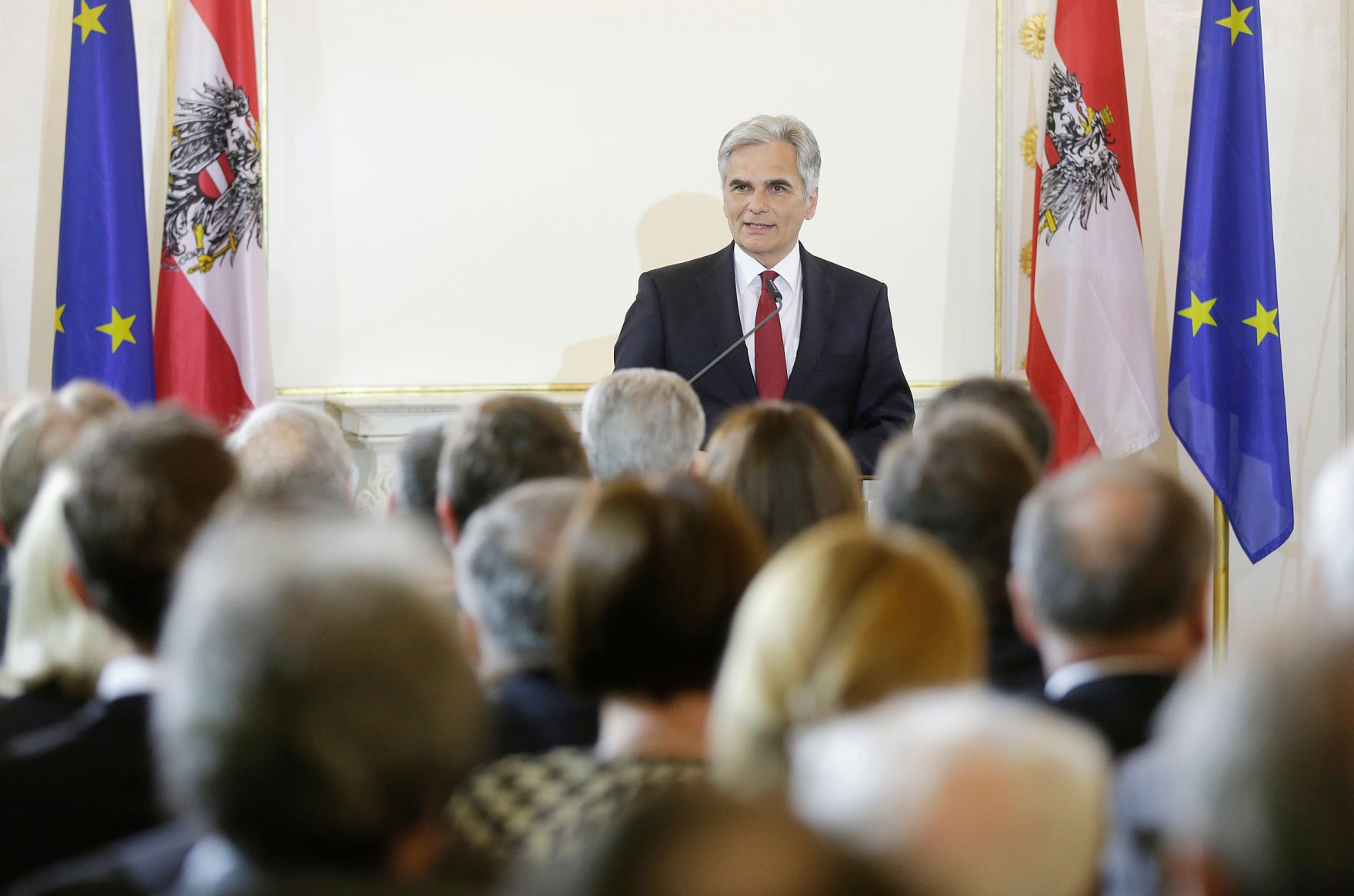 Am 8. Mai 2016 fand im Bundeskanzleramt ein Festakt zum Gedenken an die Befreiung vom Nationalsozialismus und an die Beendigung des Zweiten Weltkrieges in Europa statt. Im Bild Bundeskanzler Werner Faymann bei seiner Ansprache.