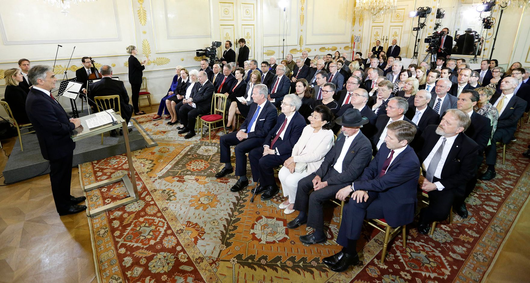 Am 8. Mai 2016 fand im Bundeskanzleramt ein Festakt zum Gedenken an die Befreiung vom Nationalsozialismus und an die Beendigung des Zweiten Weltkrieges in Europa statt. Im Bild Bundeskanzler Werner Faymann bei seiner Ansprache.