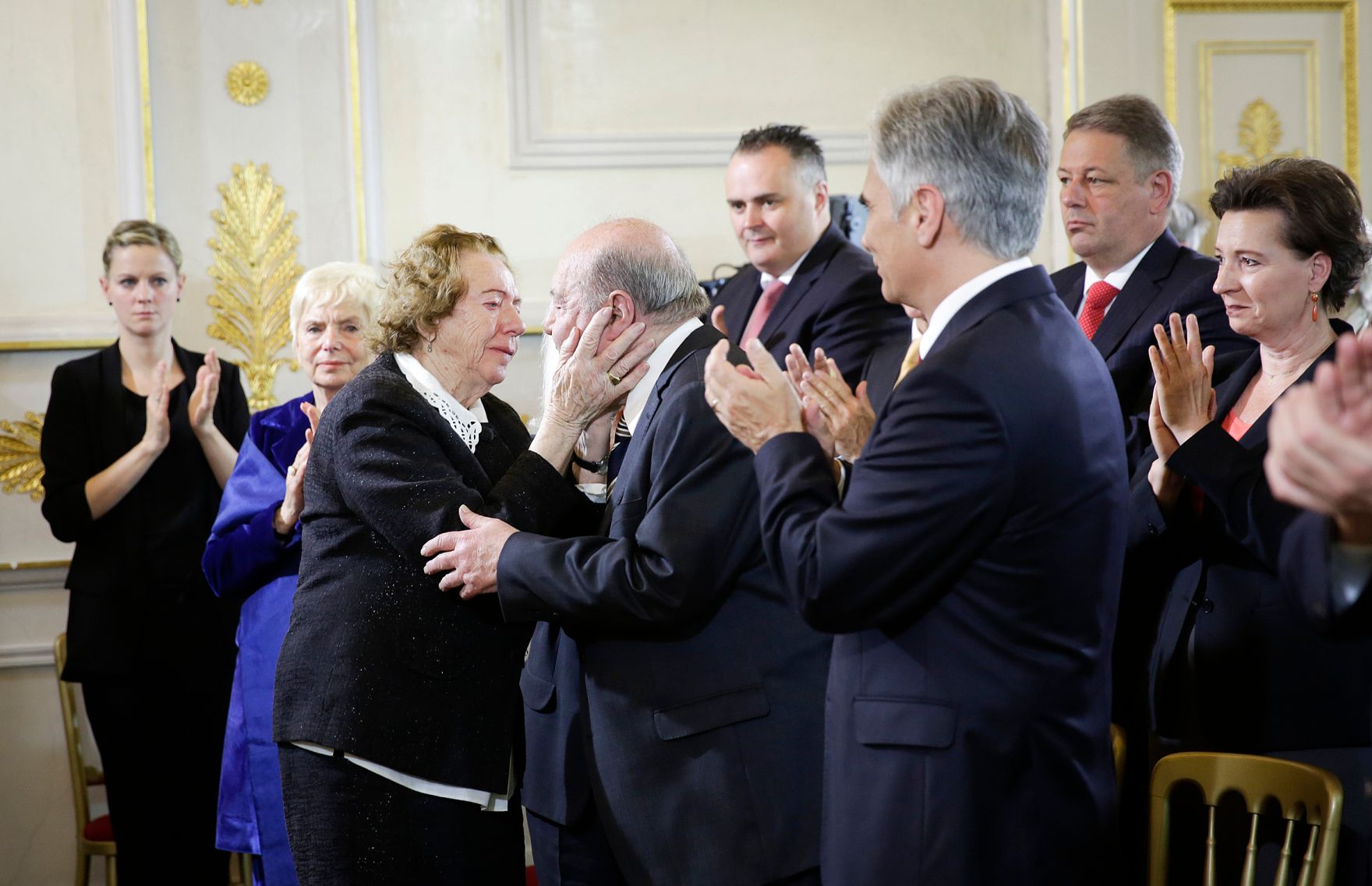 Am 8. Mai 2016 fand im Bundeskanzleramt ein Festakt zum Gedenken an die Befreiung vom Nationalsozialismus und an die Beendigung des Zweiten Weltkrieges in Europa statt. Im Bild Bundeskanzler Werner Faymann (r.) mit Katharina Sasso (l.) und Rudolf Gelbard (m.).