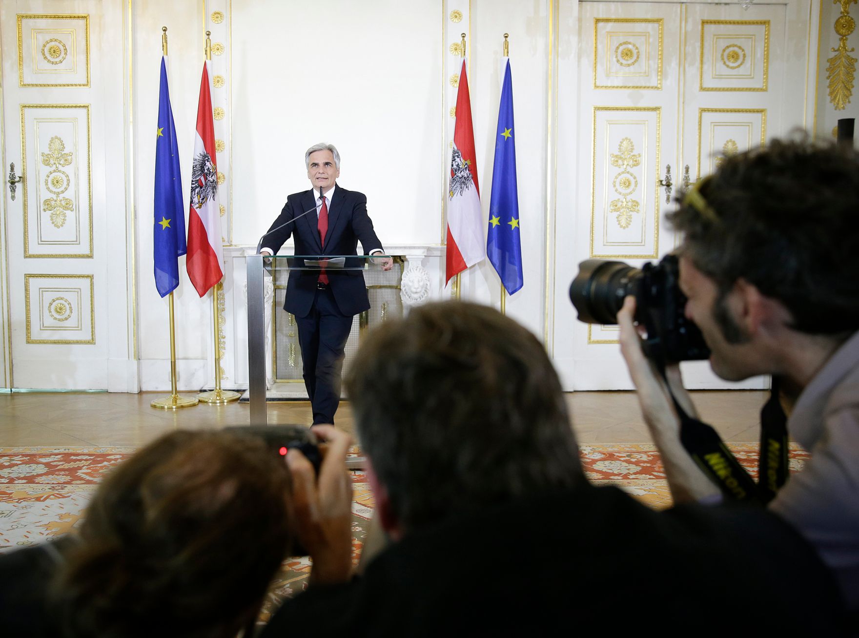 Am 9. Mai 2016 gab Bundeskanzler Werner Faymann in einer Pressekonferenz bekannt, dass er alle seine &Auml;mter zur&uuml;ck legt.