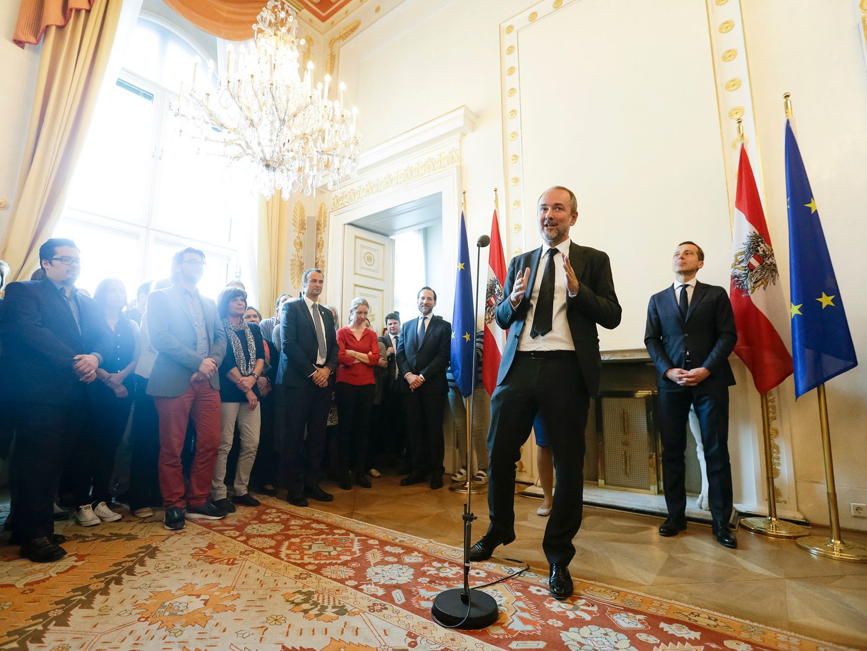 Am 18. Mai 2016 begr&uuml;&szlig;te Bundeskanzler Christian Kern (r.) die Mitarbeiter des Bundeskanzleramtes. Im Bild mit Thomas Drozda, Bundesminister ohne Portefeuille (m.).