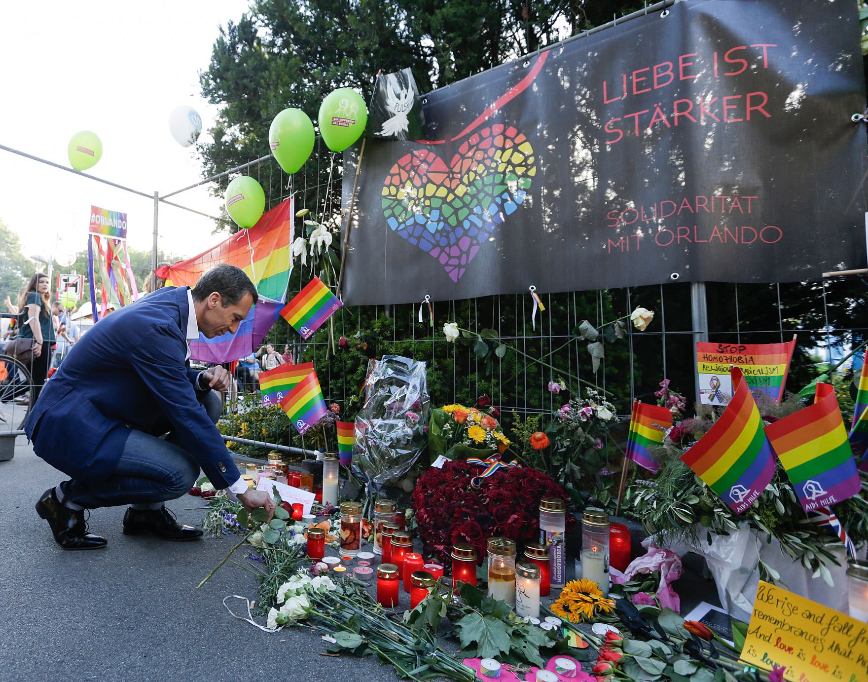 Am 18. Juni 2016 besuchte Bundeskanzler Christian Kern die Regenbogenparade.