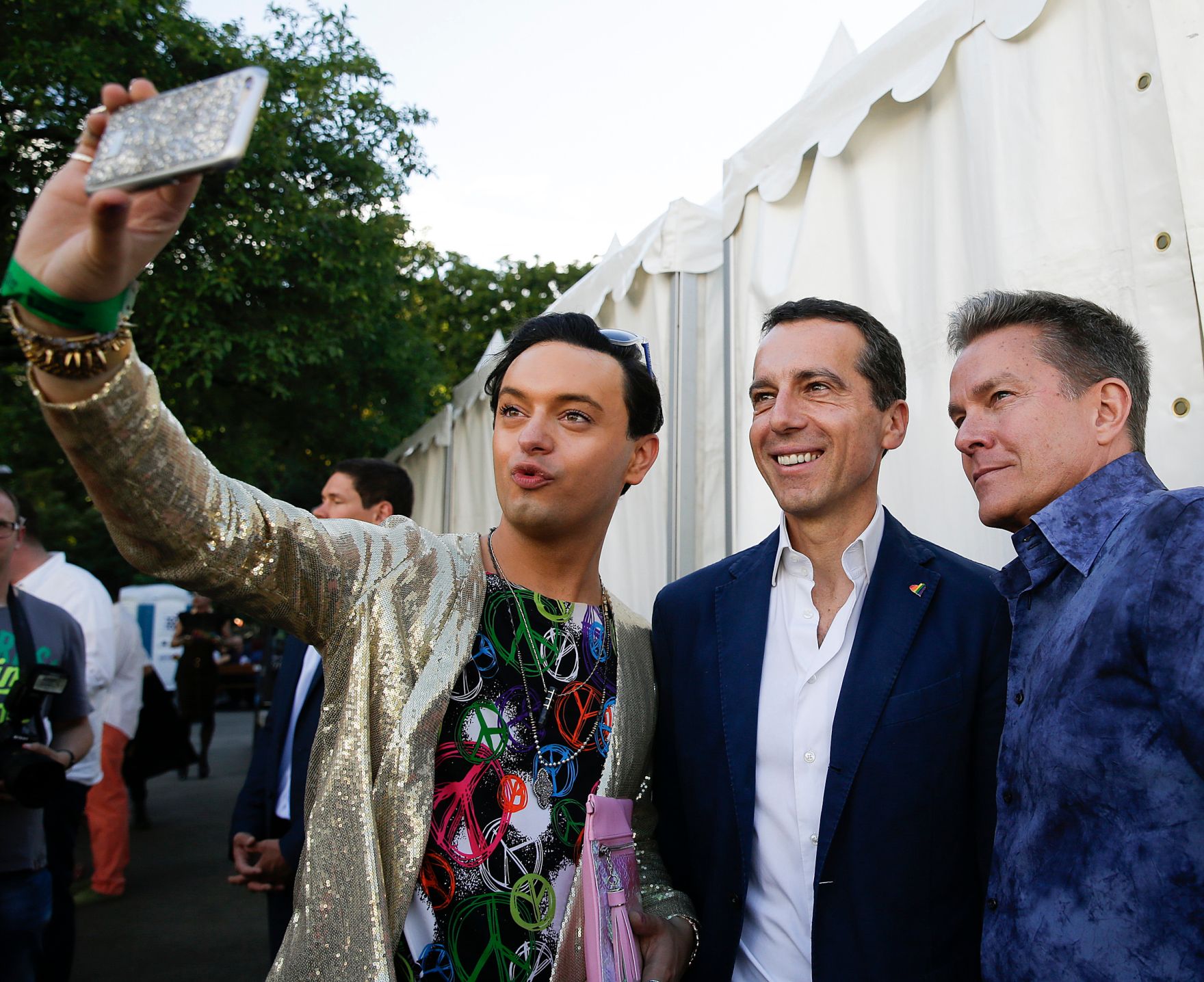 Am 18. Juni 2016 besuchte Bundeskanzler Christian Kern (m.) die Regenbogenparade. Im Bild mit Schauspieler Alfons Haider (r.).