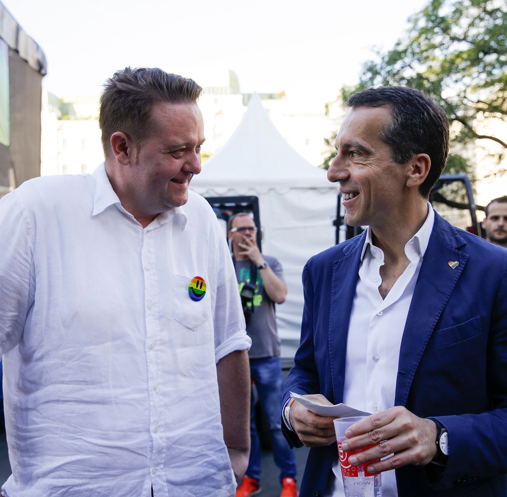 Am 18. Juni 2016 besuchte Bundeskanzler Christian Kern (r.) die Regenbogenparade. Im Bild mit dem designierten Bundesratspr&auml;sidenten Mario Lindner (l.).