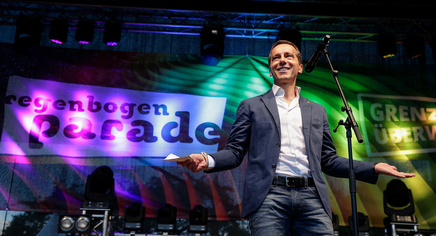 Am 18. Juni 2016 besuchte Bundeskanzler Christian Kern die Regenbogenparade.