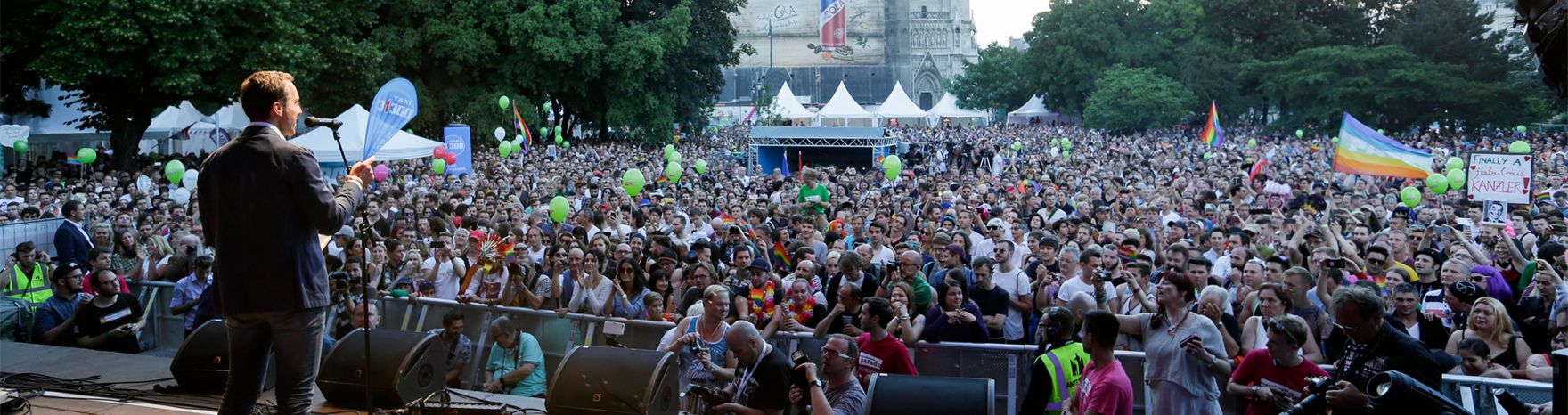 Am 18. Juni 2016 besuchte Bundeskanzler Christian Kern die Regenbogenparade.