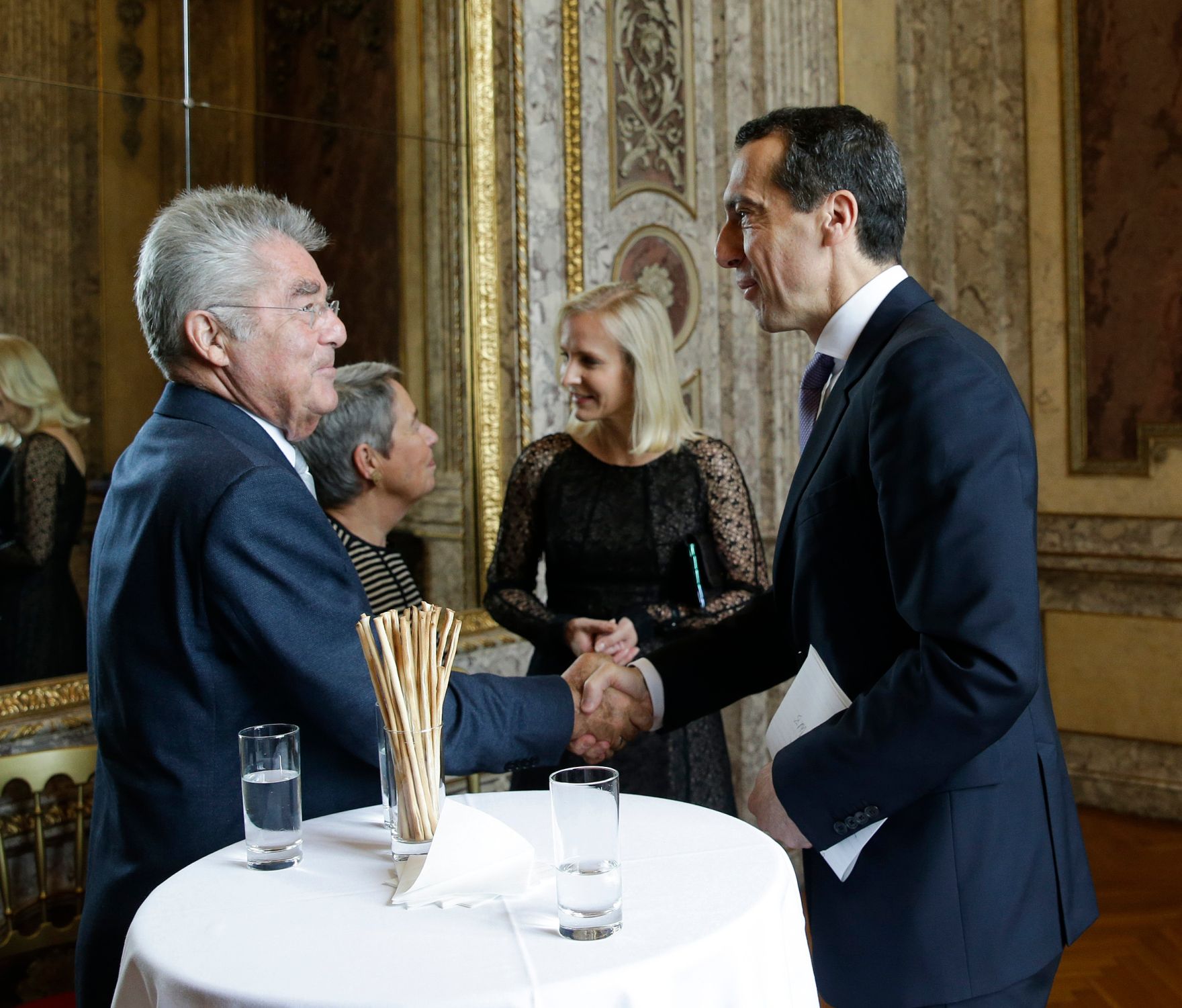 Am 19. Juni 2016 gaben Bundeskanzler und Vizekanzler eine Matinee f&uuml;r den Bundespr&auml;sidenten im Wiener Burgtheater. Im Bild Bundeskanzler Christian Kern (r.) mit Ehefrau Evelyn (m.r.) und Bundespr&auml;sident Heinz Fischer (l.) mit Eherau Margit (m.l.).