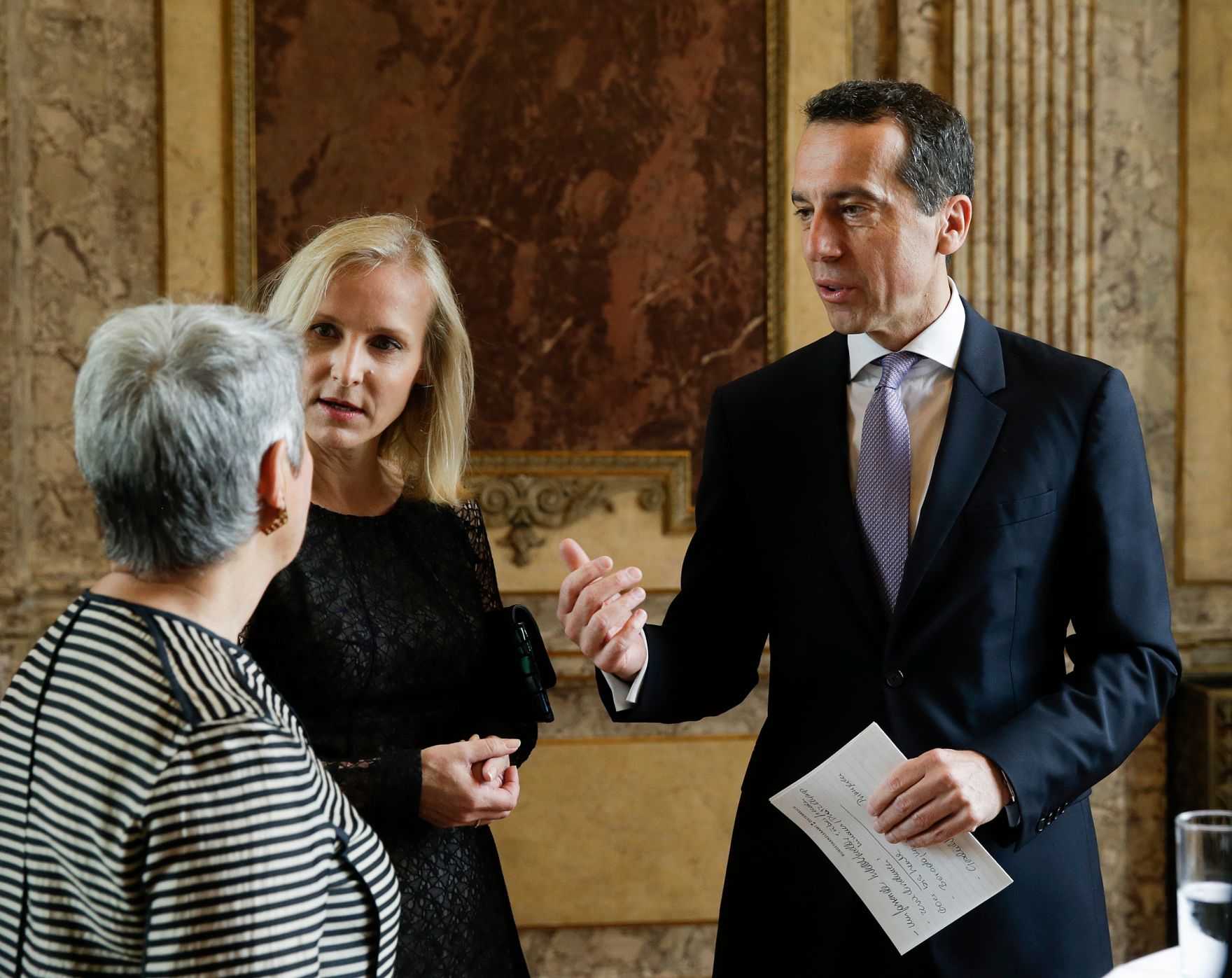 Am 19. Juni 2016 gaben Bundeskanzler und Vizekanzler eine Matinee f&uuml;r den Bundespr&auml;sidenten im Wiener Burgtheater. Im Bild Bundeskanzler Christian Kern (r.) mit Ehefrau Evelyn (m.) und Margit Fischer (l.).