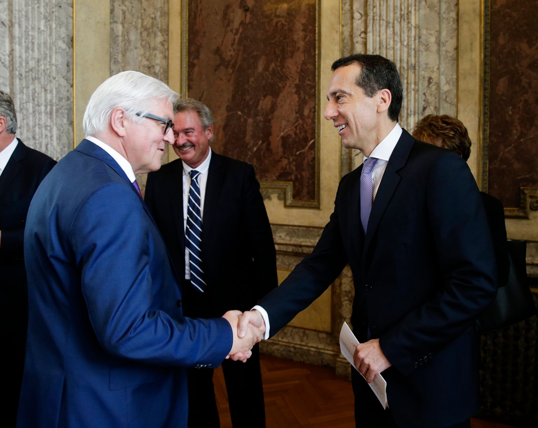 Am 19. Juni 2016 gaben Bundeskanzler und Vizekanzler eine Matinee f&uuml;r Bundespr&auml;sident Heinz Fischer im Wiener Burgtheater. Im Bild Bundeskanzler Christian Kern (r.) mit dem deutschen Au&szlig;enminister Frank-Walter Steinmeier (l.).