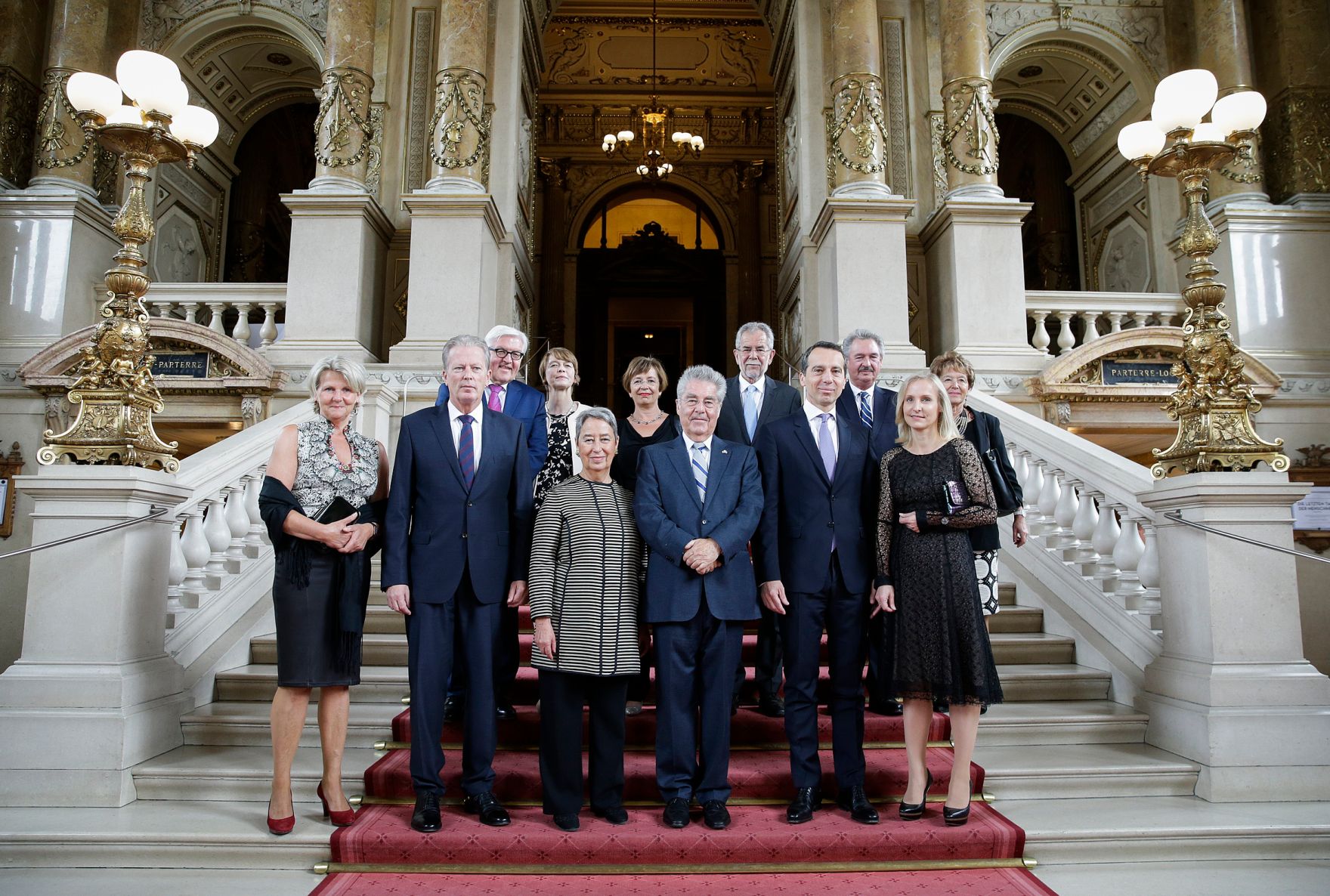 Am 19. Juni 2016 gaben Bundeskanzler und Vizekanzler eine Matinee f&uuml;r den Bundespr&auml;sidenten im Wiener Burgtheater. Im Bild Bundeskanzler Christian Kern (v.r.) mit Ehefrau Evelyn, Bundespr&auml;sident Heinz Fischer (v.m.) mit Ehefrau Margit, Vizekanzler und Bundesminister Reinhold Mitterlehner (v.l.) mit Ehefrau Anna Maria, der luxemburgische Au&szlig;enminister Jean Asselborn (h.r.) mit Ehefrau Sylvie, Pr&auml;sidentschaftskandidat Alexander Van der Bellen (h.m.) mit Ehefrau Doris und der deutsche Au&szlig;enminister Frank-Walter Steinmeier (h.l.) mit Ehefrau Elke.