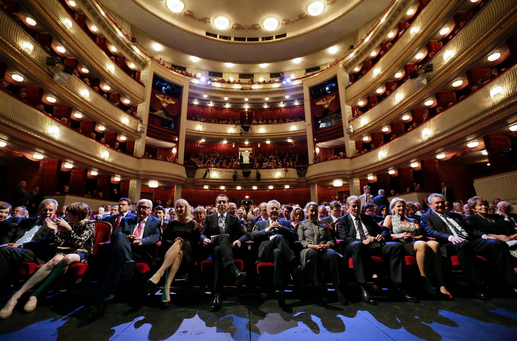 Am 19. Juni 2016 gaben Bundeskanzler und Vizekanzler eine Matinee f&uuml;r den Bundespr&auml;sidenten im Wiener Burgtheater. Im Bild (v.r.n.l.) der luxemburgische Au&szlig;enminister Jean Asselborn mit Ehefrau Sylvie, Vizekanzler und Bundesminister Reinhold Mitterlehner mit Ehefrau Anna Maria, Bundespr&auml;sident Heinz Fischer mit Ehefrau Margit, Bundeskanzler Christian Kern mit Ehefrau Evelyn, der deutsche Au&szlig;enminister Frank-Walter Steinmeier mit Ehefrau Elke und Pr&auml;sidentschaftskandidat Alexander Van der Bellen mit Ehefrau Doris.