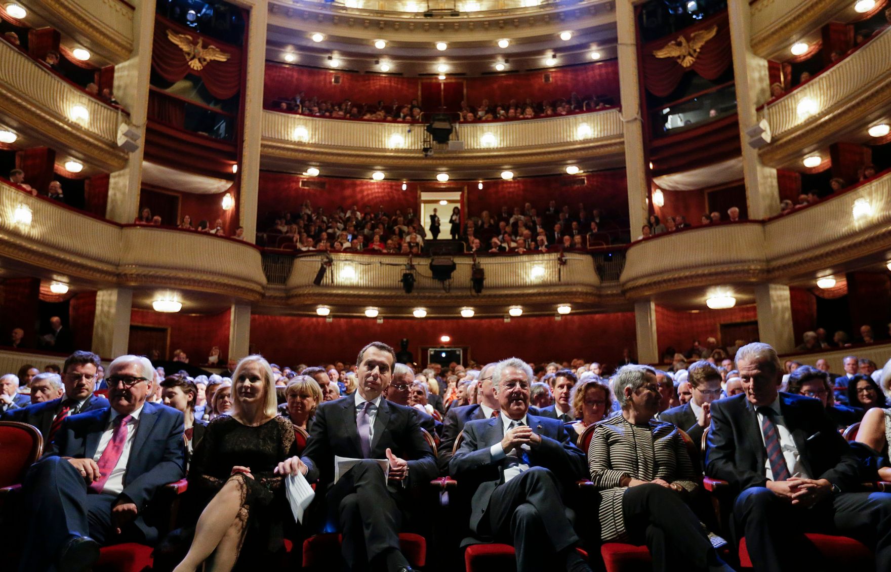 Am 19. Juni 2016 gaben Bundeskanzler und Vizekanzler eine Matinee f&uuml;r den Bundespr&auml;sidenten im Wiener Burgtheater. Im Bild Bundeskanzler Christian Kern (m.l.) mit Ehefrau Evelyn, Bundespr&auml;sident Heinz Fischer (m.r.) mit Ehefrau Margit, Vizekanzler und Bundesminister Reinhold Mitterlehner (r.) und der deutsche Au&szlig;enminister Frank-Walter Steinmeier (l.).