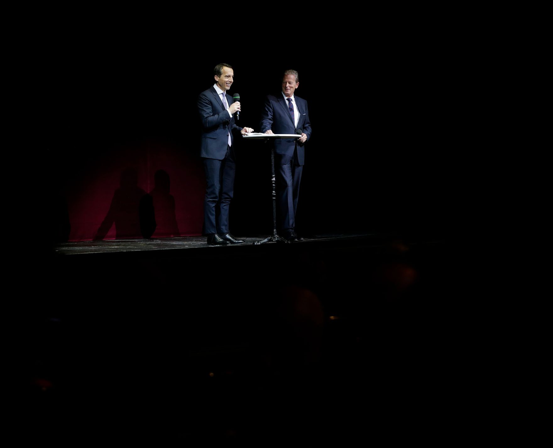 Am 19. Juni 2016 gaben Bundeskanzler Christian Kern (l.) und Vizekanzler und Bundesminister Reinhold Mitterlehner (r.) eine Matinee f&uuml;r Bundespr&auml;sident Heinz Fischer im Wiener Burgtheater.
