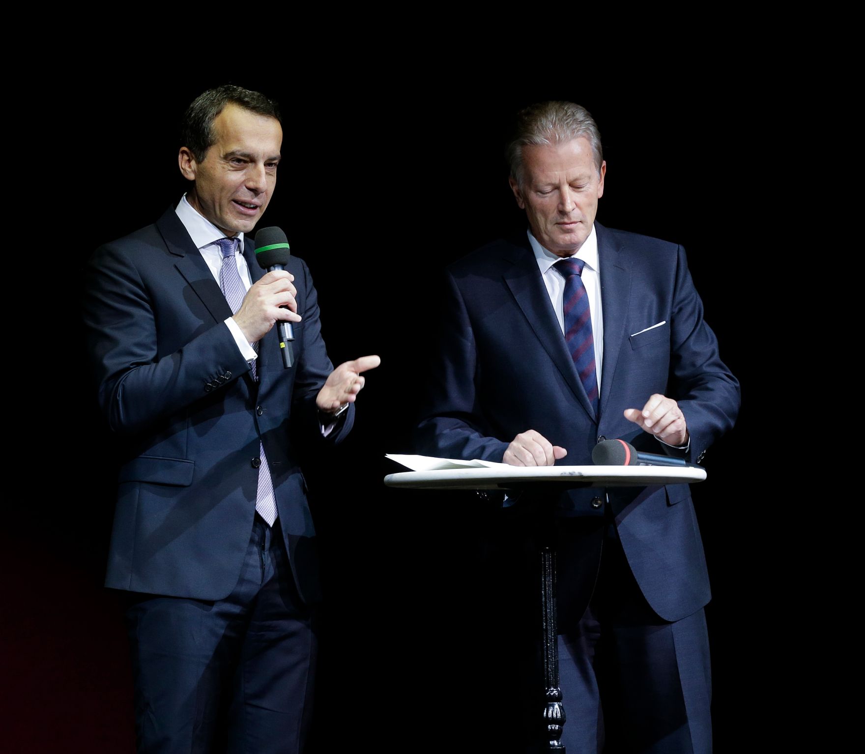 Am 19. Juni 2016 gaben Bundeskanzler Christian Kern (l.) und Vizekanzler und Bundesminister Reinhold Mitterlehner (r.) eine Matinee f&uuml;r Bundespr&auml;sident Heinz Fischer im Wiener Burgtheater.