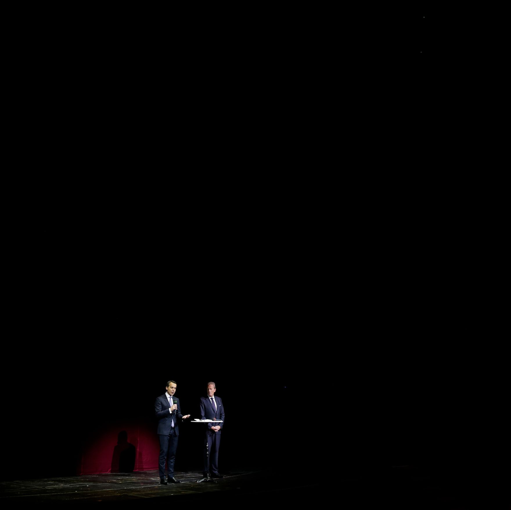 Am 19. Juni 2016 gaben Bundeskanzler Christian Kern (l.) und Vizekanzler und Bundesminister Reinhold Mitterlehner (r.) eine Matinee f&uuml;r Bundespr&auml;sident Heinz Fischer im Wiener Burgtheater.
