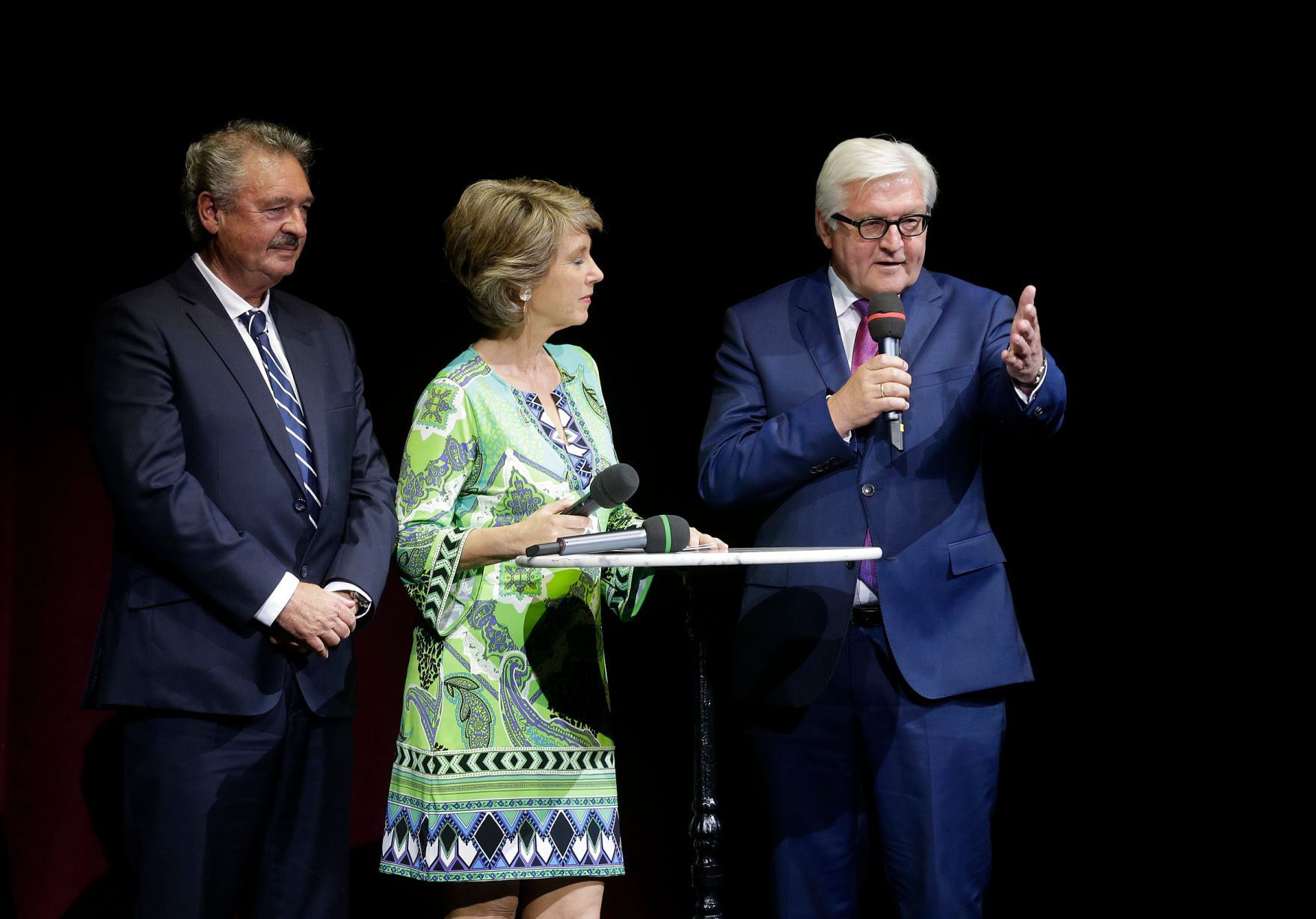 Am 19. Juni 2016 gaben Bundeskanzler und Vizekanzler eine Matinee f&uuml;r Bundespr&auml;sident Heinz Fischer im Wiener Burgtheater. Im Bild die Moderatorin Barbara Rett (m.) mit dem deutschen Au&szlig;enminister Frank-Walter Steinmeier (r.) und dem luxemburgischen Au&szlig;enminister Jean Asselborn (l.).
