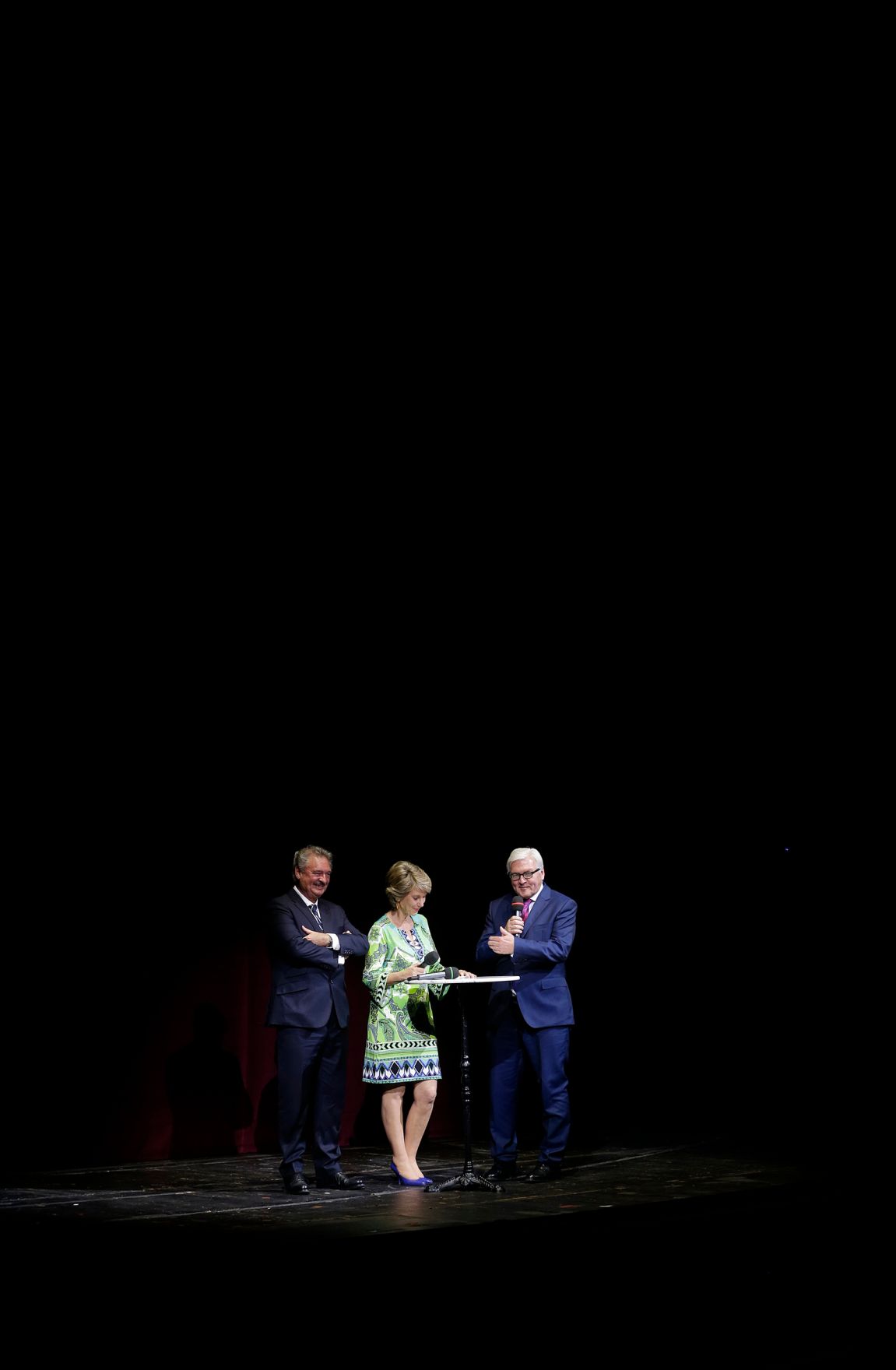Am 19. Juni 2016 gaben Bundeskanzler und Vizekanzler eine Matinee f&uuml;r Bundespr&auml;sident Heinz Fischer im Wiener Burgtheater. Im Bild die Moderatorin Barbara Rett (m.) mit dem deutschen Au&szlig;enminister Frank-Walter Steinmeier (r.) und dem luxemburgischen Au&szlig;enminister Jean Asselborn (l.).
