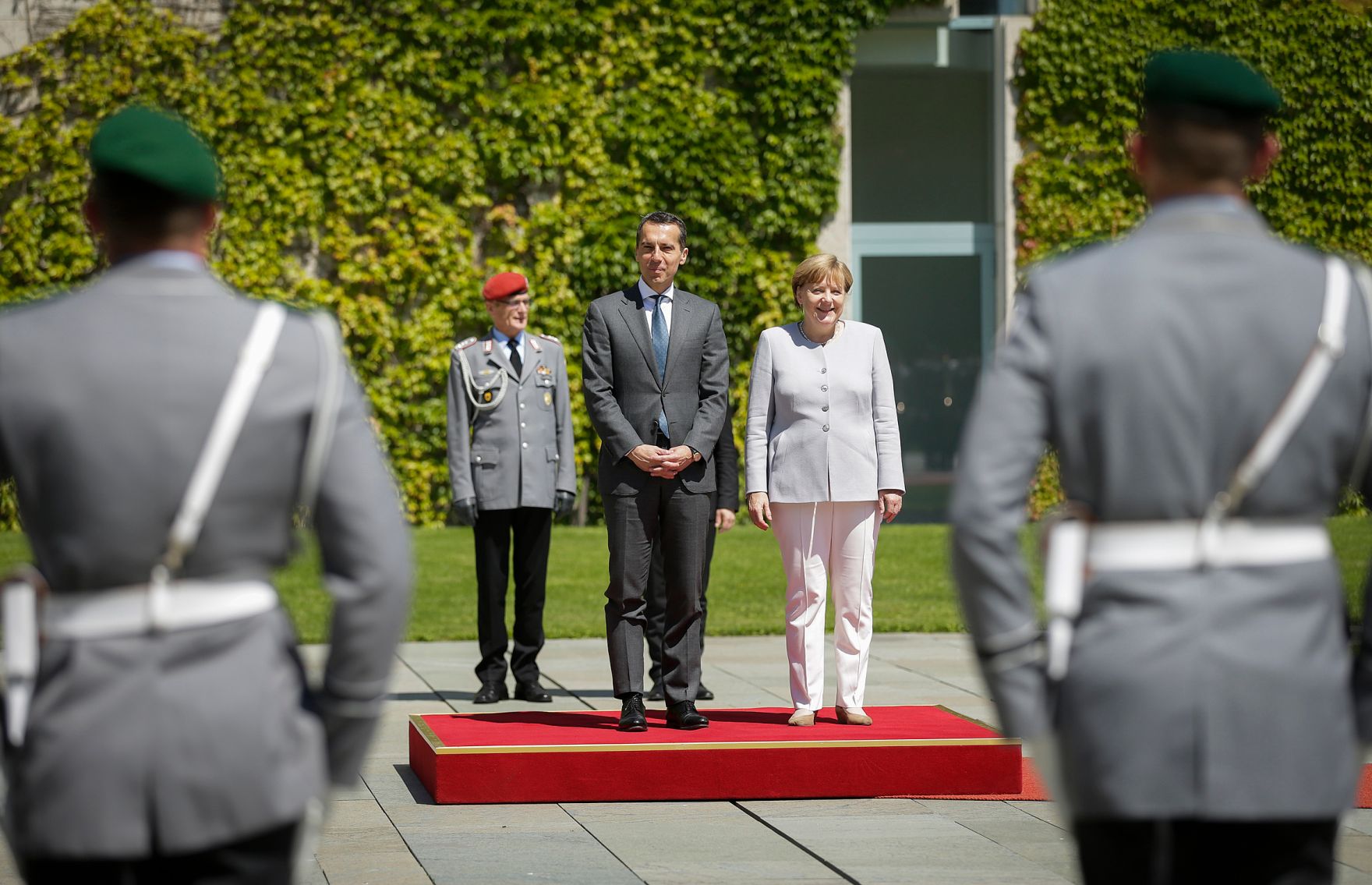 Am 23. Juni 2016 traf Bundeskanzler Christian Kern (l.) im Rahmen seines Besuches in Berlin die deutsche Bundeskanzlerin Angela Merkel (r.) zu einem Gespr&auml;ch.