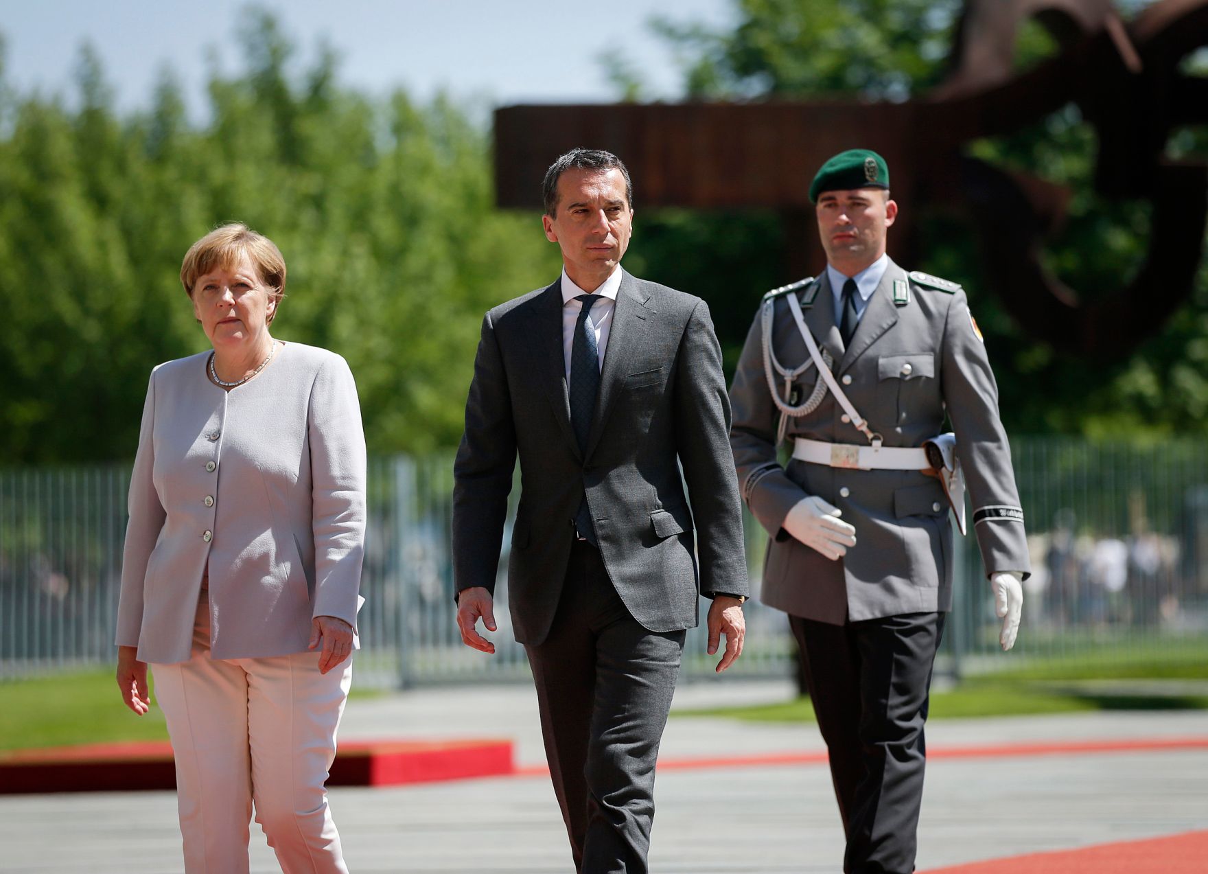 Am 23. Juni 2016 traf Bundeskanzler Christian Kern (r.) im Rahmen seines Besuches in Berlin die deutsche Bundeskanzlerin Angela Merkel (l.) zu einem Gespr&auml;ch.