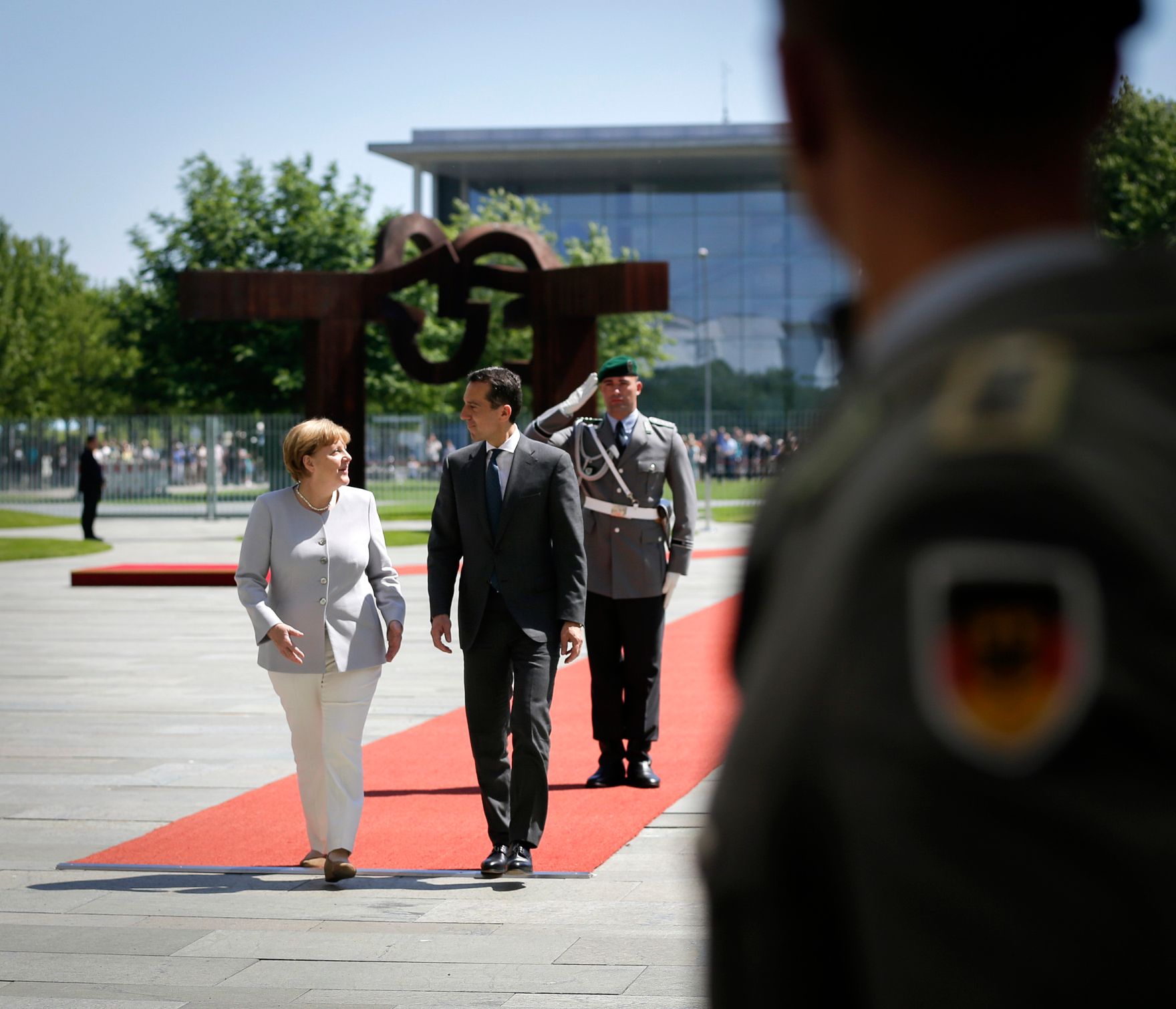 Am 23. Juni 2016 traf Bundeskanzler Christian Kern (r.) im Rahmen seines Besuches in Berlin die deutsche Bundeskanzlerin Angela Merkel (l.) zu einem Gespr&auml;ch.