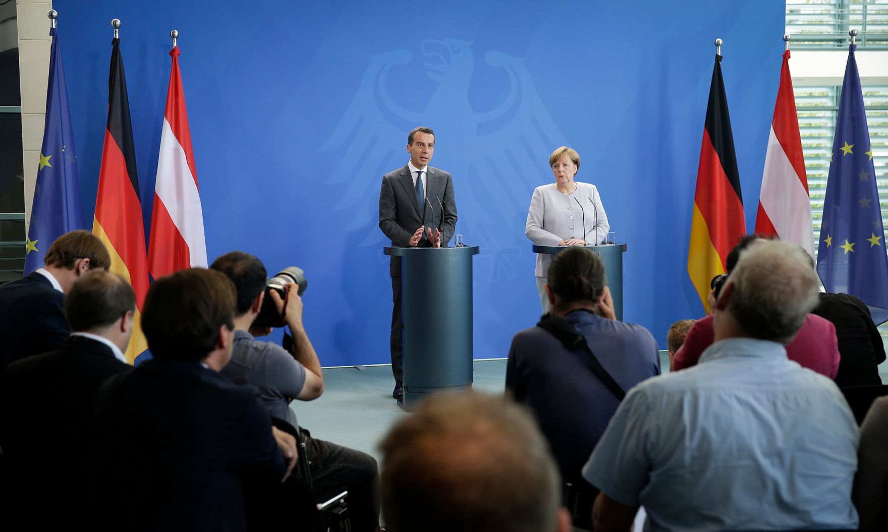 Am 23. Juni 2016 traf Bundeskanzler Christian Kern (l.) im Rahmen seines Besuches in Berlin die deutsche Bundeskanzlerin Angela Merkel (r.) zu einem Gespr&auml;ch. Im Anschluss fand eine Pressekonferenz statt.