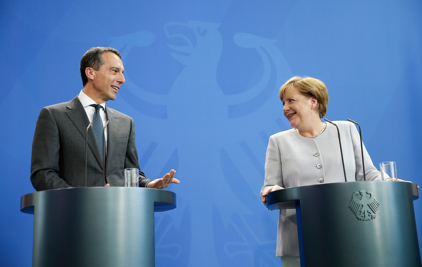 Am 23. Juni 2016 traf Bundeskanzler Christian Kern (l.) im Rahmen seines Besuches in Berlin die deutsche Bundeskanzlerin Angela Merkel (r.) zu einem Gespr&auml;ch. Im Anschluss fand eine Pressekonferenz statt.