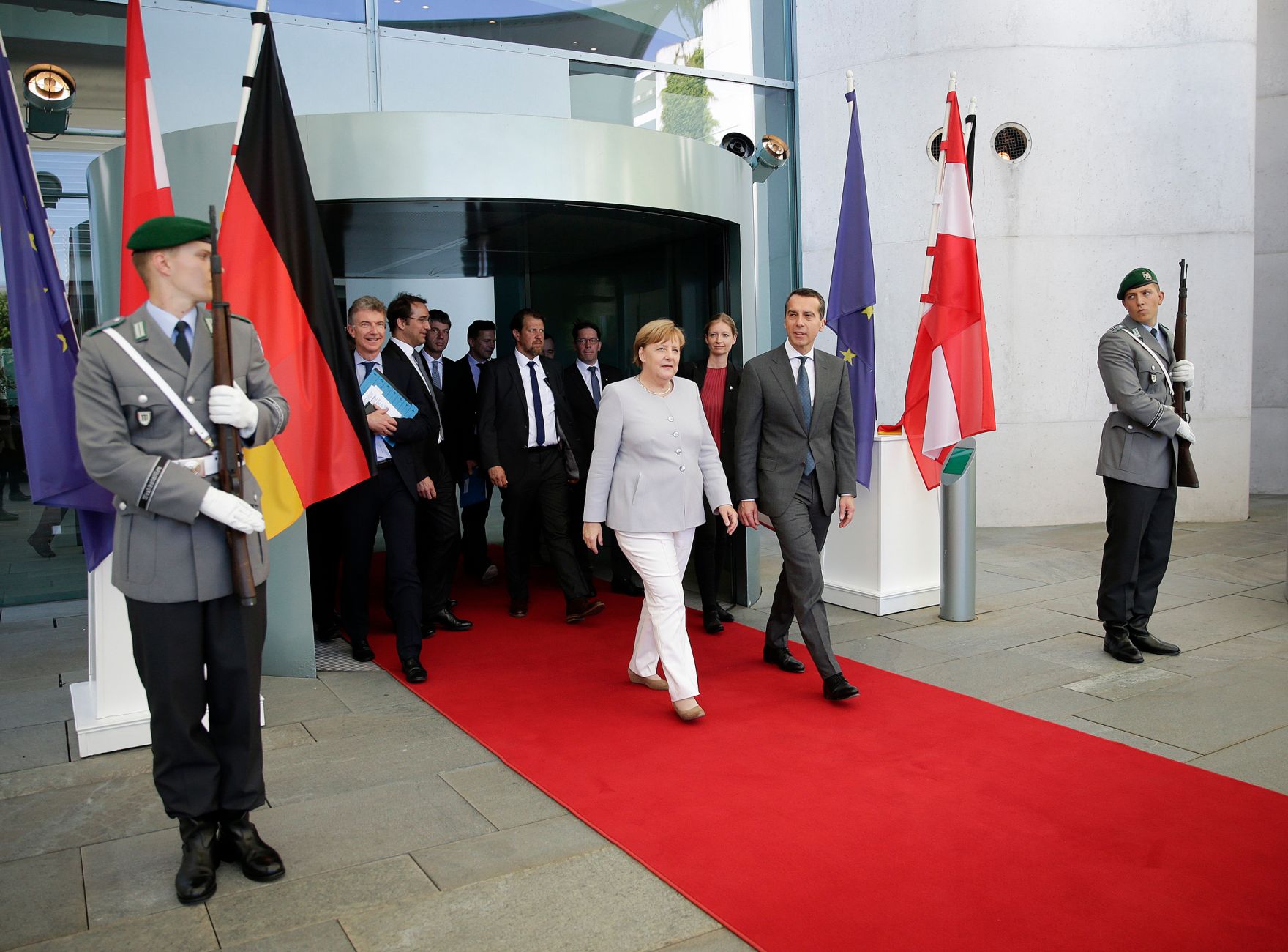 Am 23. Juni 2016 traf Bundeskanzler Christian Kern (r.) im Rahmen seines Besuches in Berlin die deutsche Bundeskanzlerin Angela Merkel (l.) zu einem Gespr&auml;ch.