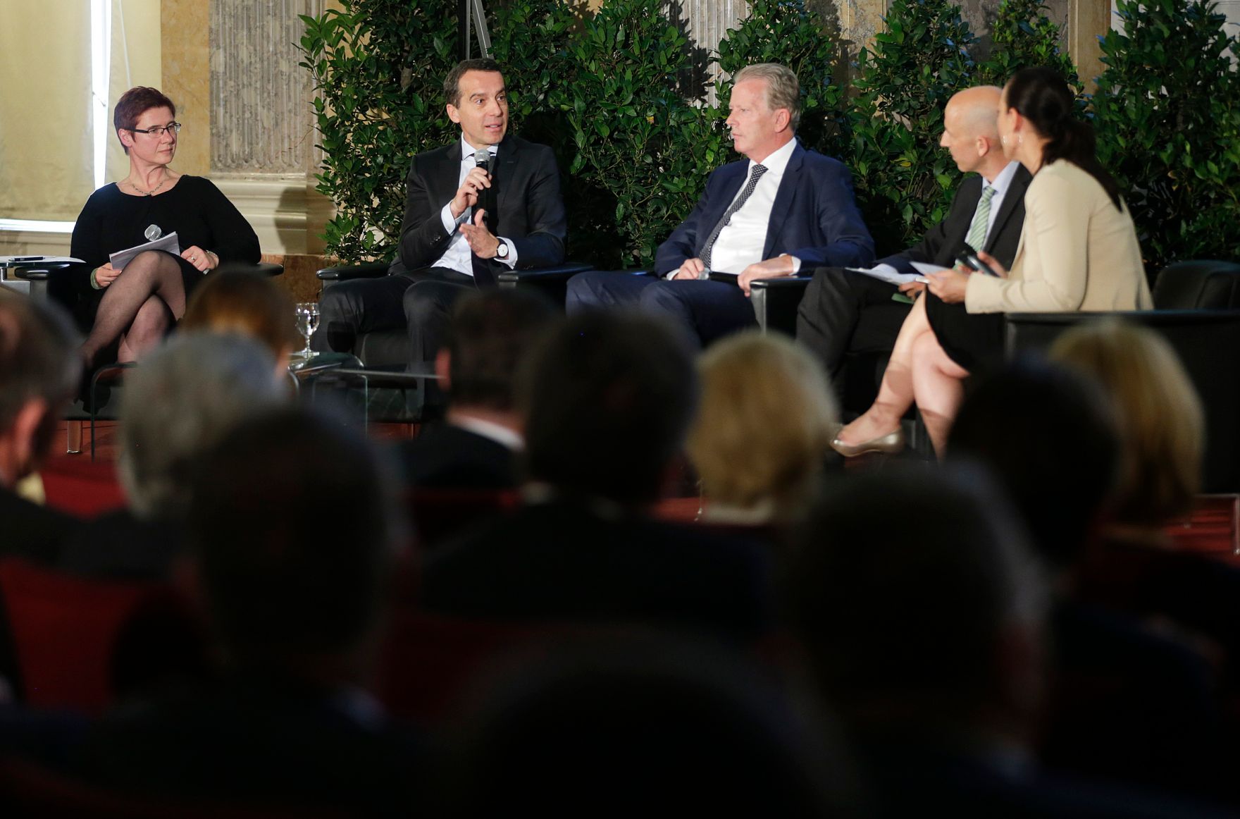 Am 4. Juli 2016 fand in der Aula der Wissenschaften eine Diskussion zum "Wirtschaftspolitischen Programm &Ouml;sterreich 2016-17" statt. Im Bild Bundeskanzler Christian Kern (m.l.) mit Vizekanzler und Bundesminister Reinhold Mitterlehner (m.r.).
