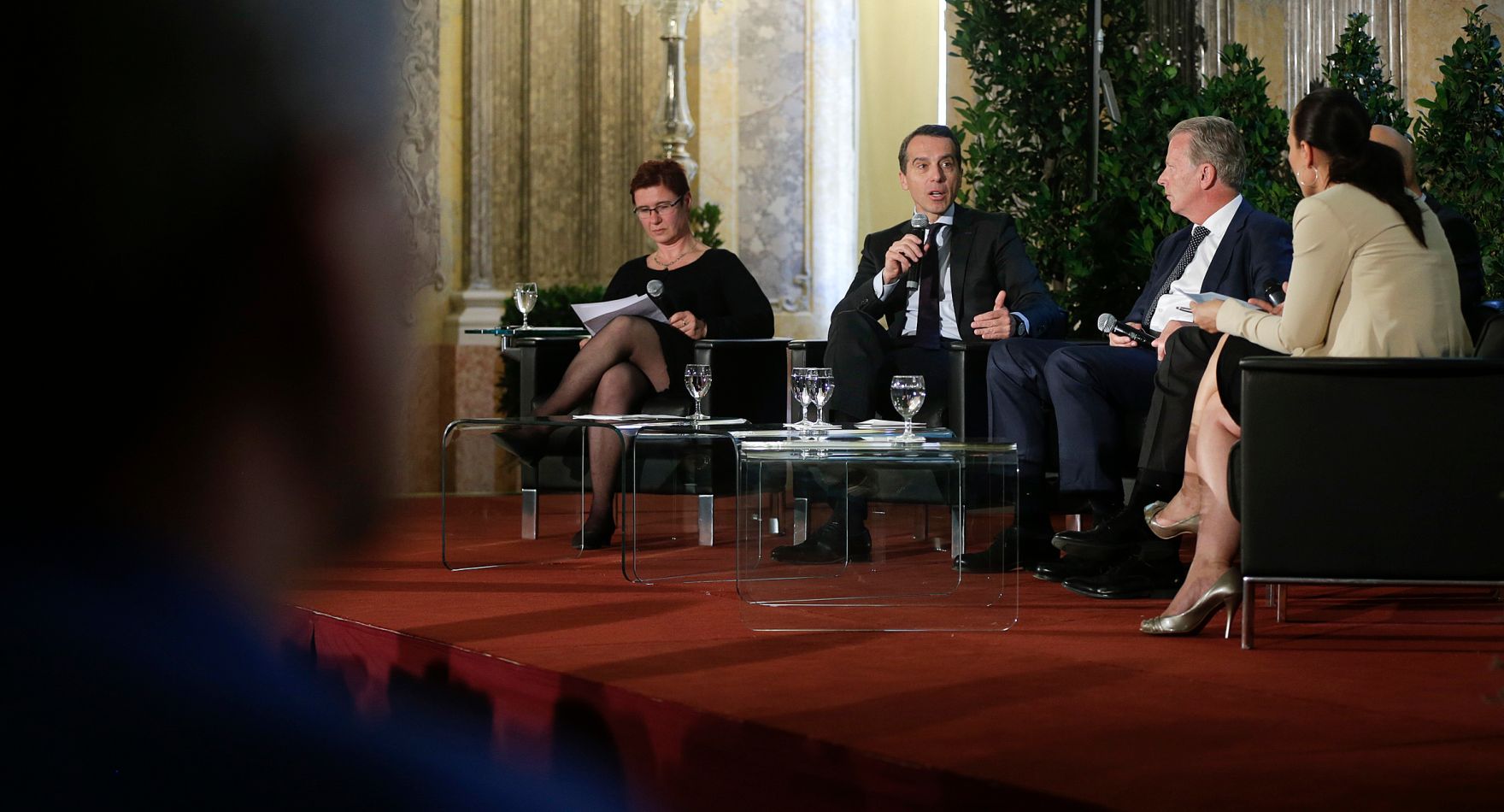 Am 4. Juli 2016 fand in der Aula der Wissenschaften eine Diskussion zum "Wirtschaftspolitischen Programm &Ouml;sterreich 2016-17" statt. Im Bild Bundeskanzler Christian Kern (m.l.) mit Vizekanzler und Bundesminister Reinhold Mitterlehner (m.r.).