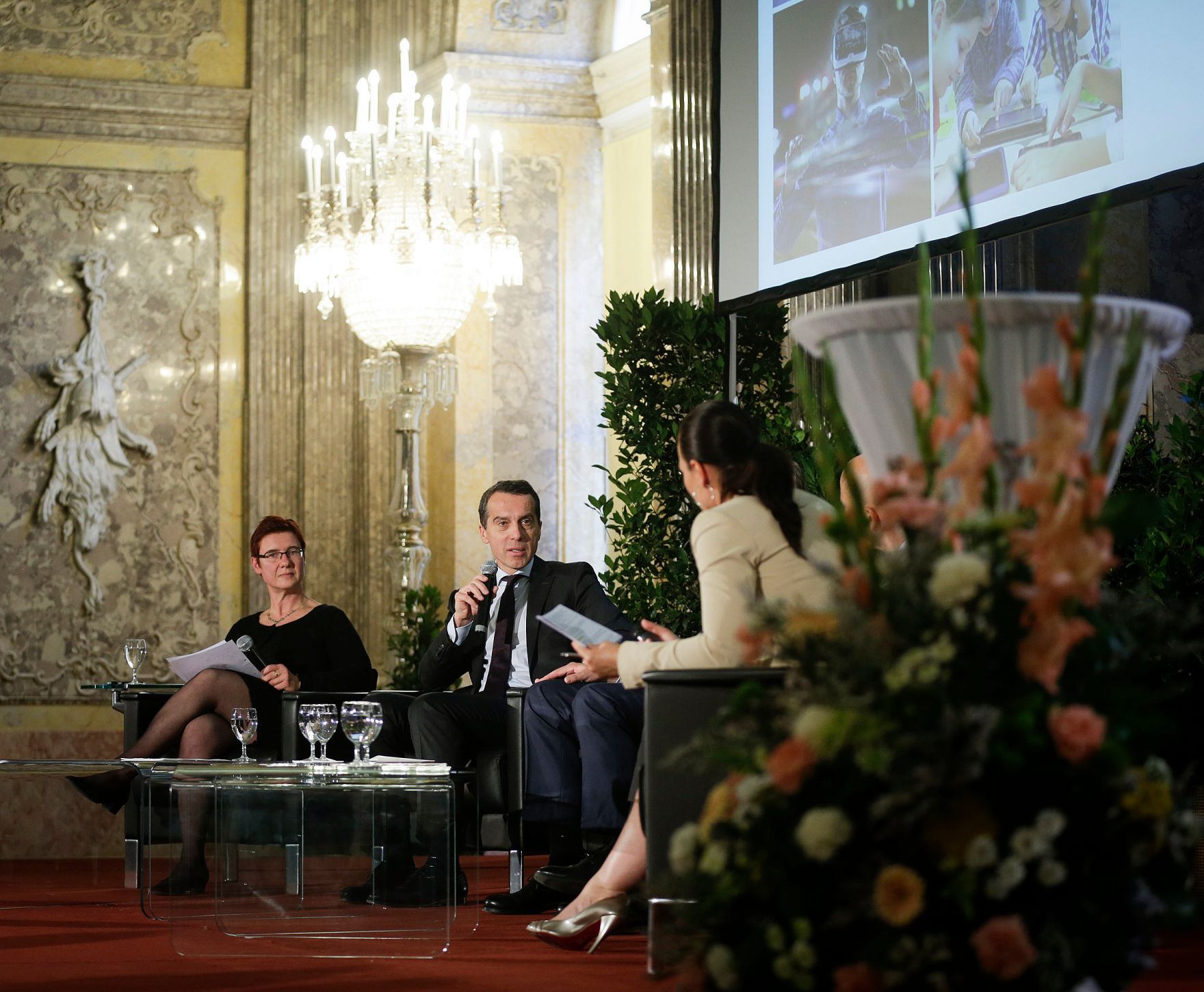 Am 4. Juli 2016 fand in der Aula der Wissenschaften eine Diskussion zum "Wirtschaftspolitischen Programm &Ouml;sterreich 2016-17" statt. Im Bild Bundeskanzler Christian Kern (m.).