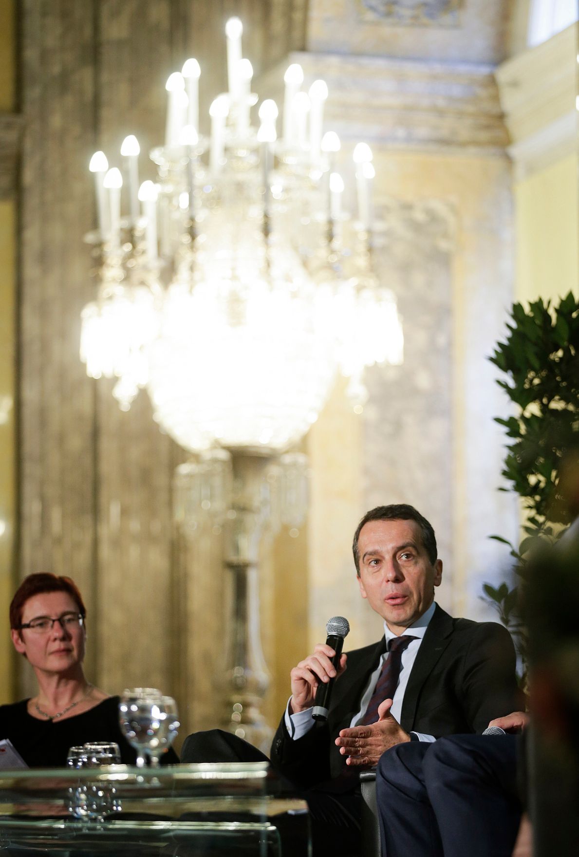 Am 4. Juli 2016 fand in der Aula der Wissenschaften eine Diskussion zum "Wirtschaftspolitischen Programm &Ouml;sterreich 2016-17" statt. Im Bild Bundeskanzler Christian Kern (r.).