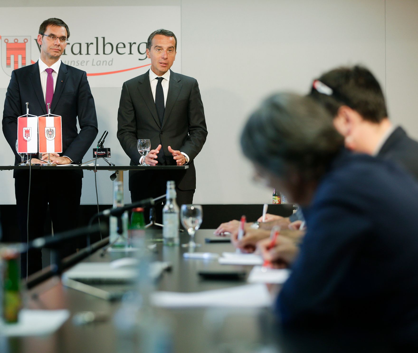 Am 19. Juli 2016 besuchte Bundeskanzler Christian Kern (r.) das Bundesland Vorarlberg. Im Bild mit Landeshauptmann Markus Wallner (l.) bei einer gemeinsamen Pressekonferenz.