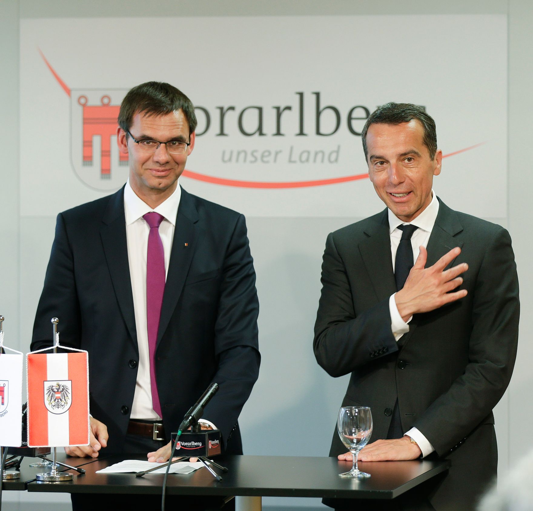 Am 19. Juli 2016 besuchte Bundeskanzler Christian Kern (r.) das Bundesland Vorarlberg. Im Bild mit Landeshauptmann Markus Wallner (l.) bei einer gemeinsamen Pressekonferenz.