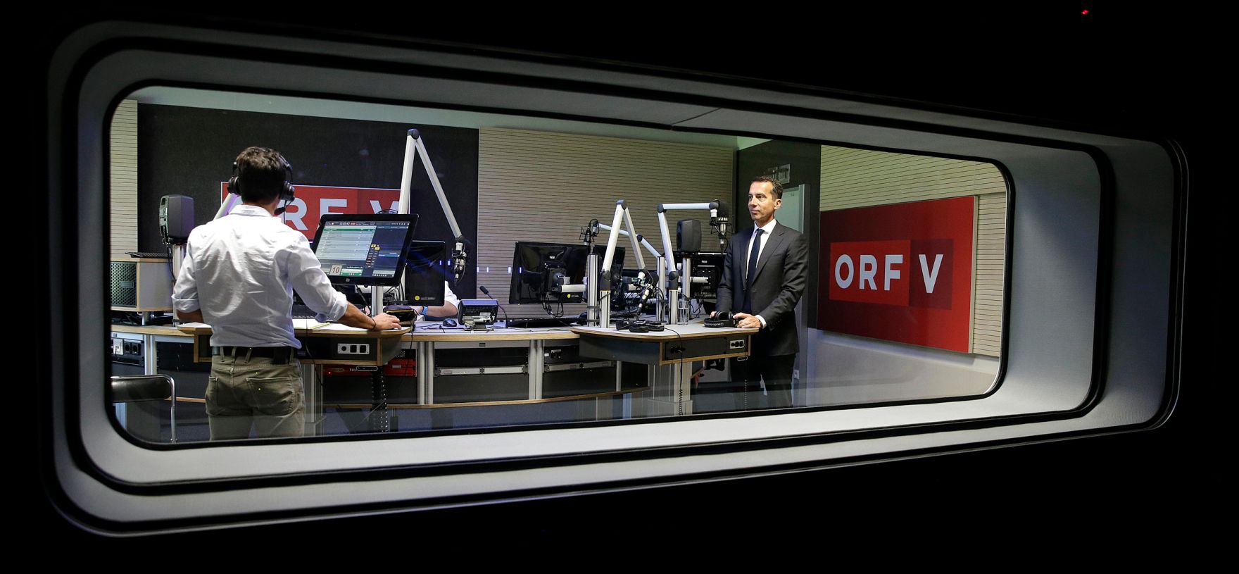 Am 19. Juli 2016 besuchte Bundeskanzler Christian Kern (r.) das Bundesland Vorarlberg. Im Bild beim ORF Vorarlberg.