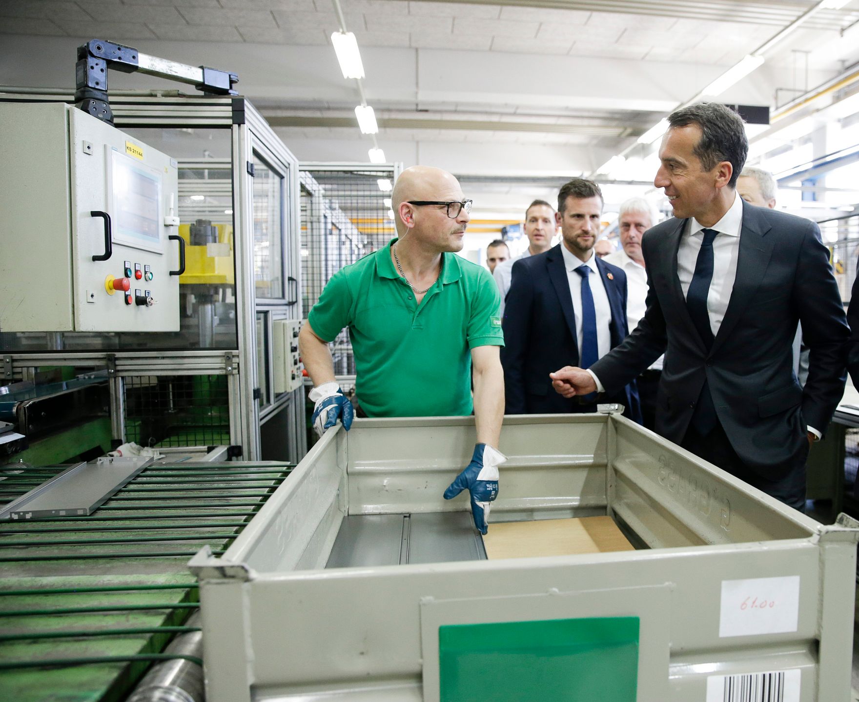 Am 19. Juli 2016 besuchte Bundeskanzler Christian Kern (r.) das Bundesland Vorarlberg. Im Bild bei der Firma Grass.