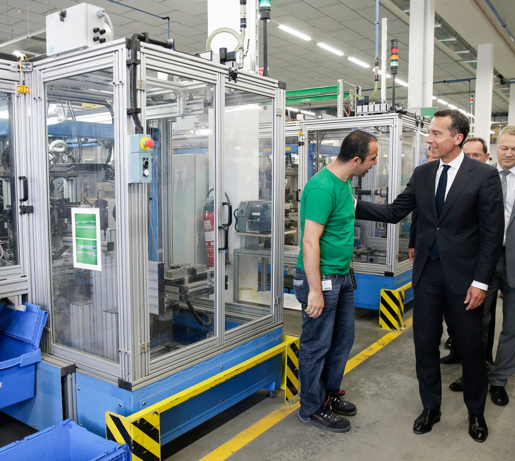 Am 19. Juli 2016 besuchte Bundeskanzler Christian Kern (r.) das Bundesland Vorarlberg. Im Bild bei der Firma Grass.