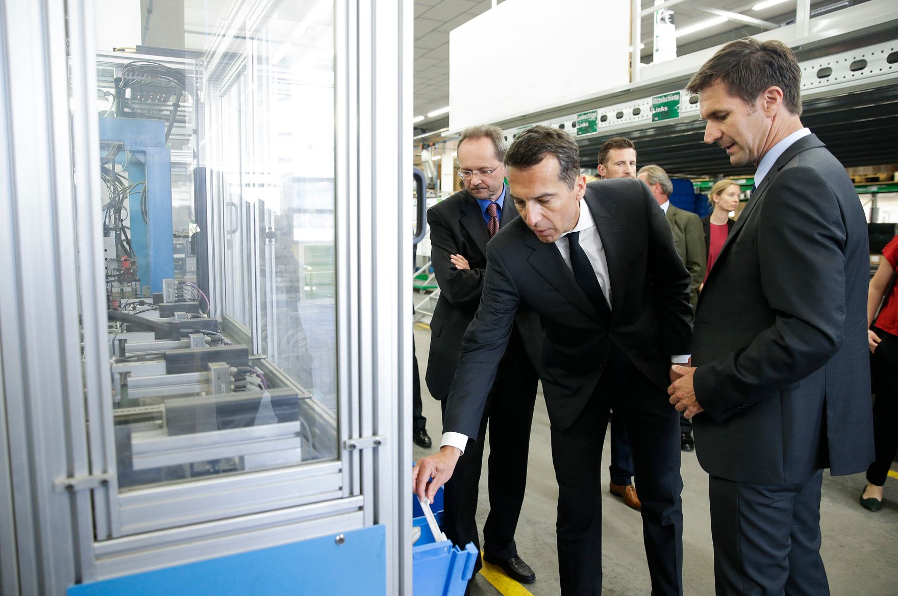 Am 19. Juli 2016 besuchte Bundeskanzler Christian Kern (m.) das Bundesland Vorarlberg. Im Bild bei der Firma Grass.