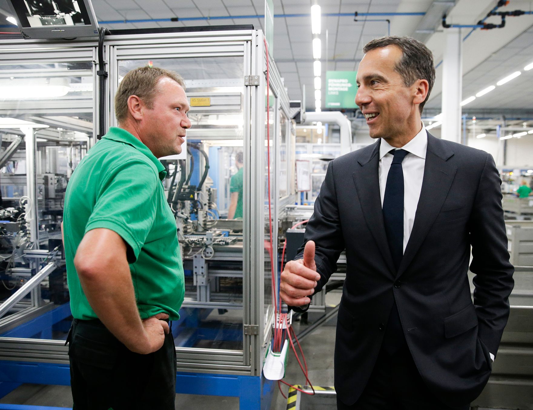 Am 19. Juli 2016 besuchte Bundeskanzler Christian Kern (r.) das Bundesland Vorarlberg. Im Bild bei der Firma Grass.