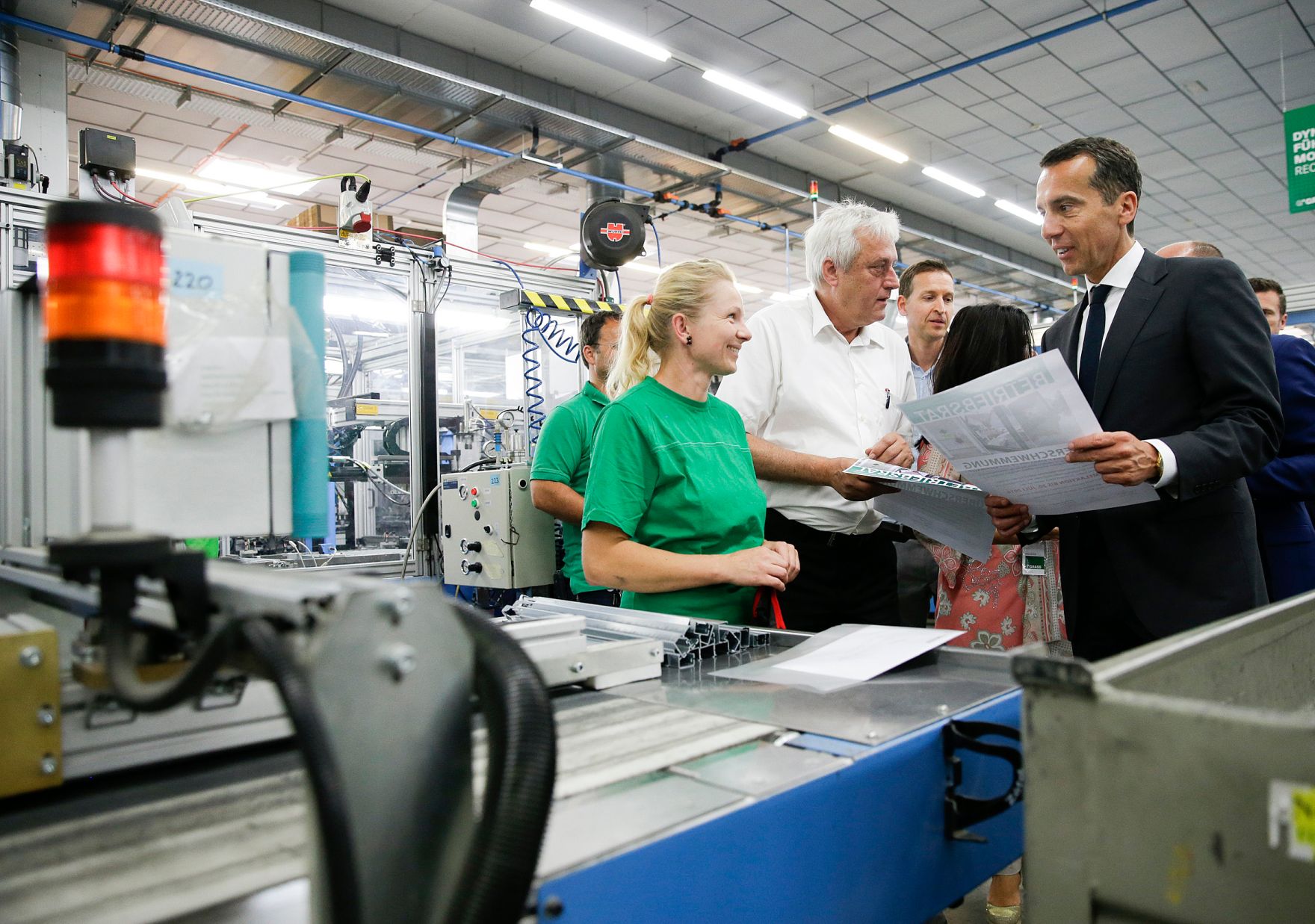 Am 19. Juli 2016 besuchte Bundeskanzler Christian Kern (r.) das Bundesland Vorarlberg. Im Bild bei der Firma Grass.