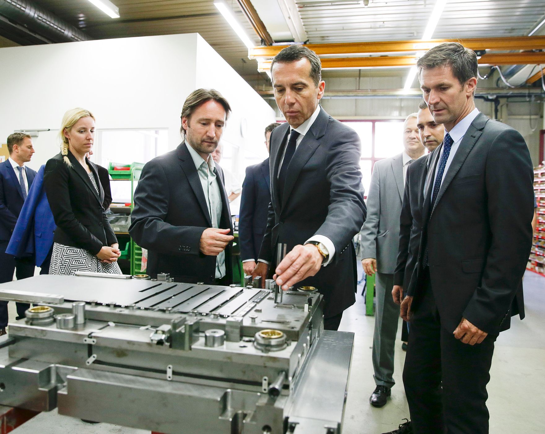 Am 19. Juli 2016 besuchte Bundeskanzler Christian Kern (m.) das Bundesland Vorarlberg. Im Bild bei der Firma Grass.
