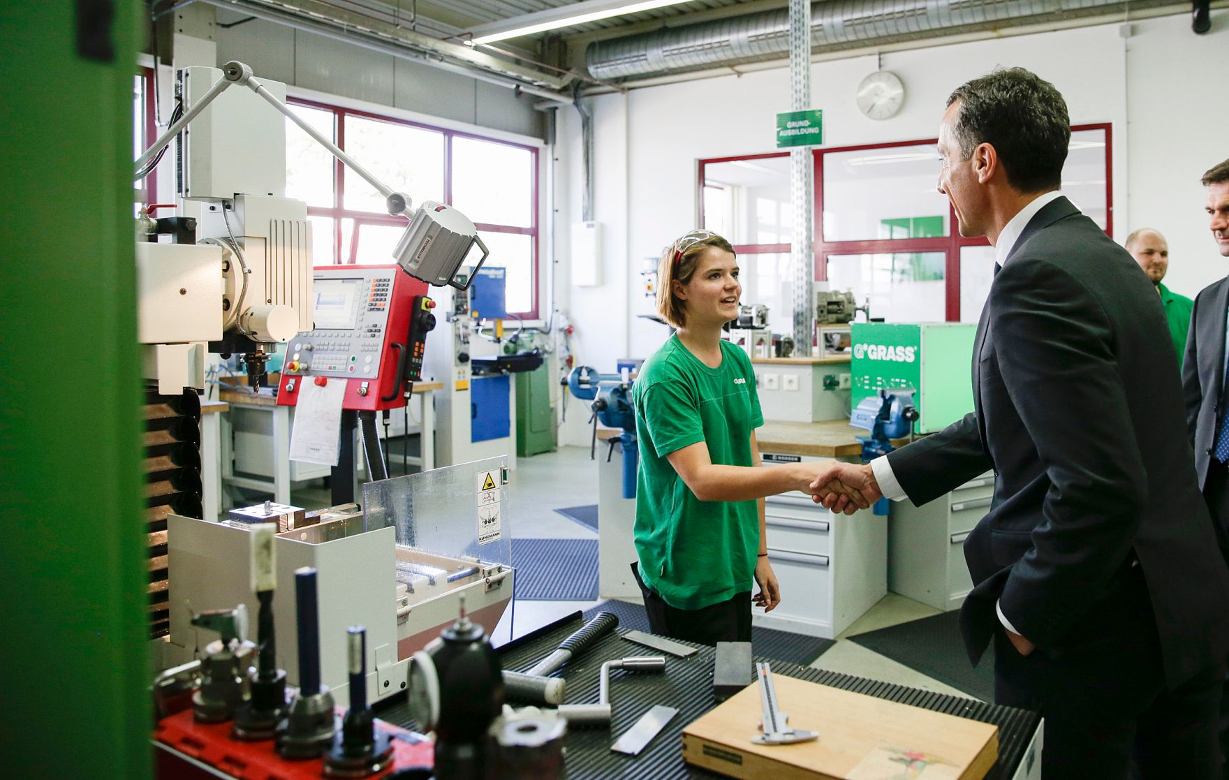 Am 19. Juli 2016 besuchte Bundeskanzler Christian Kern (r.) das Bundesland Vorarlberg. Im Bild bei der Firma Grass.