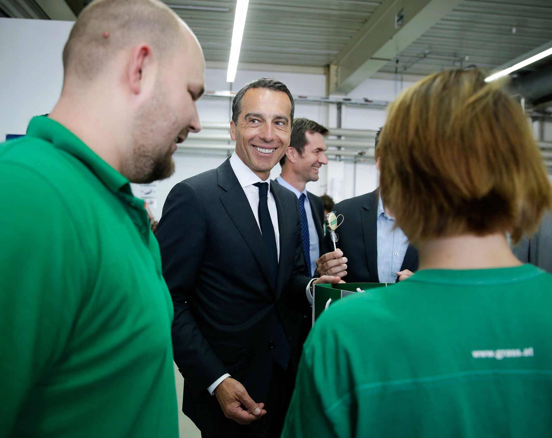 Am 19. Juli 2016 besuchte Bundeskanzler Christian Kern (m.) das Bundesland Vorarlberg. Im Bild bei der Firma Grass.
