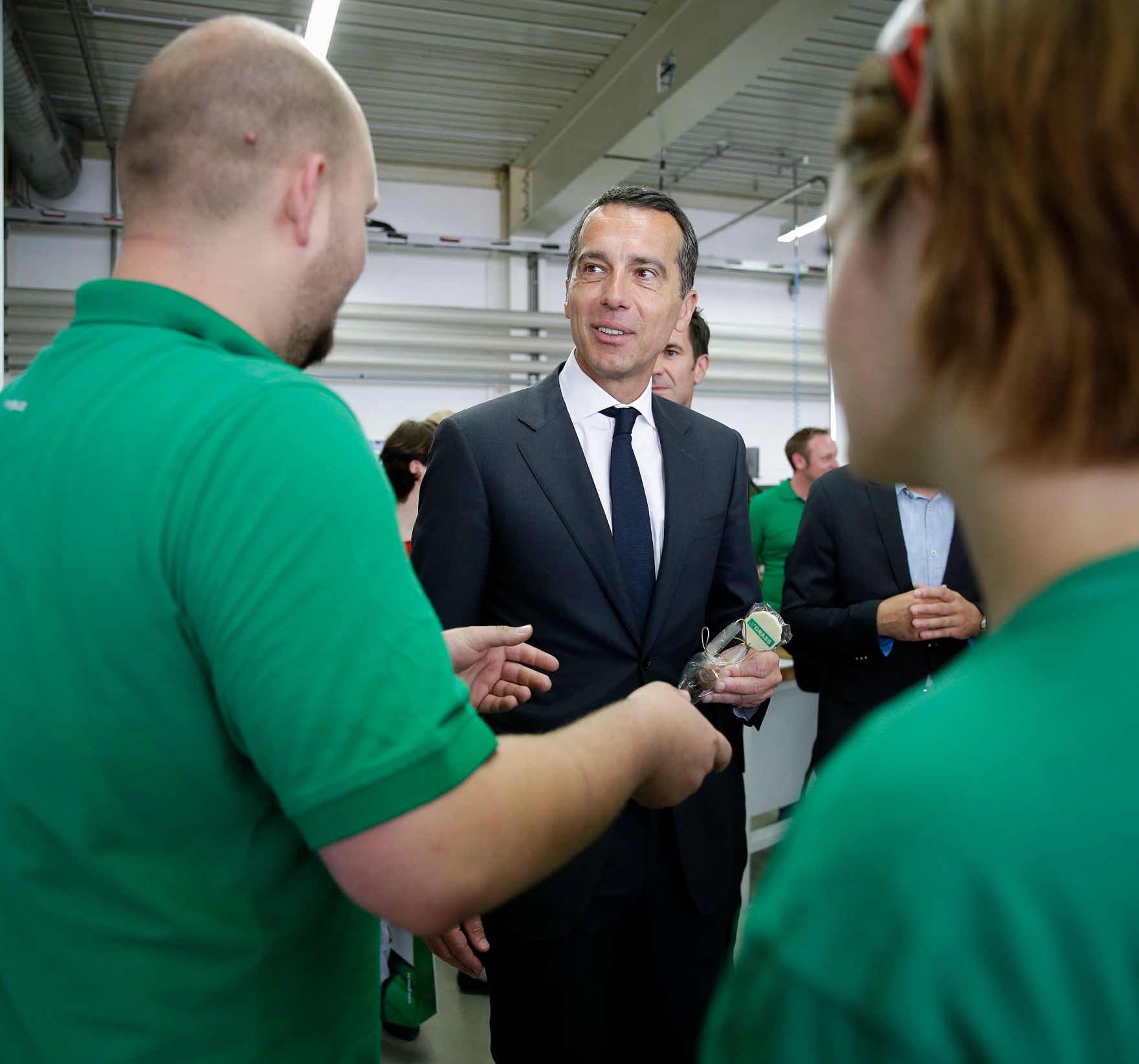 Am 19. Juli 2016 besuchte Bundeskanzler Christian Kern (m.) das Bundesland Vorarlberg. Im Bild bei der Firma Grass.