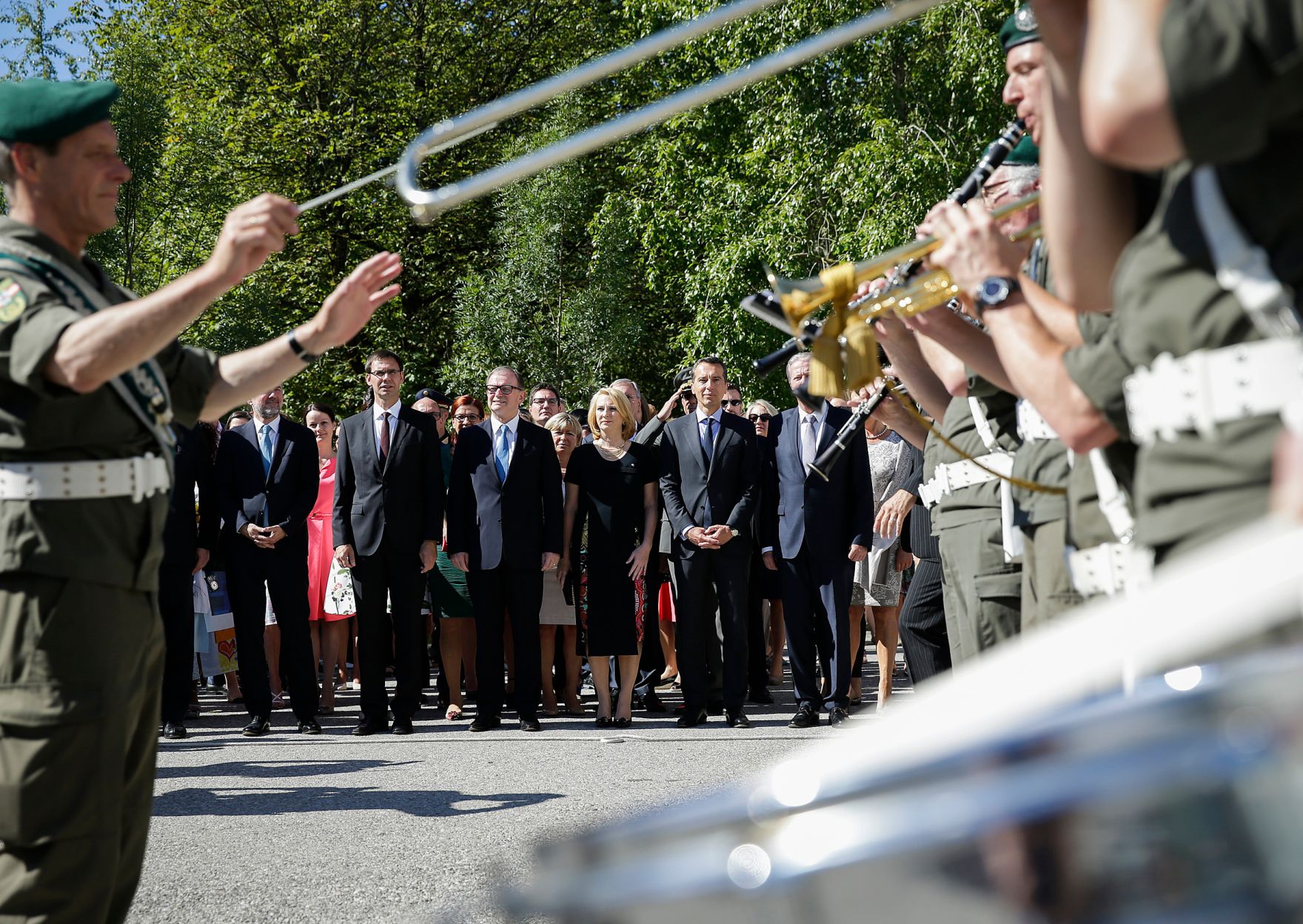 Am 20. Juli 2016 besuchte Bundeskanzler Christian Kern (r.) die Er&ouml;ffnung der Bregenzer Festspiele in Vorarlberg. Im Bild mit dem 2. Nationalratspr&auml;sidenten Karlheinz Kopf (m.l.), Landeshauptmann Markus Wallner (l.) und Nationalratspr&auml;sidentin Doris Bures (m.r.).