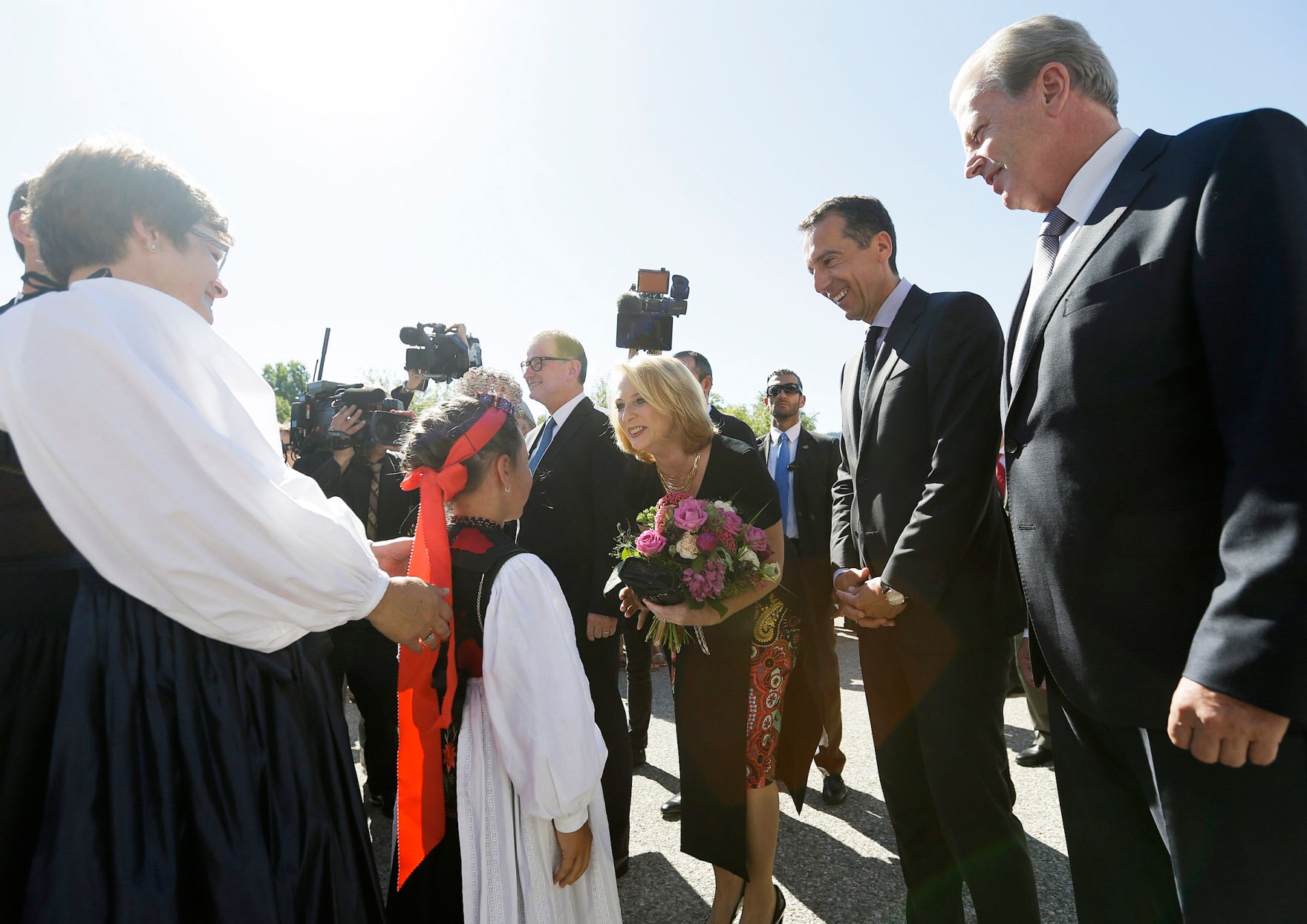Am 20. Juli 2016 besuchte Bundeskanzler Christian Kern (m.) die Er&ouml;ffnung der Bregenzer Festspiele in Vorarlberg. Im Bild mit der Nationalratspr&auml;sidentin Doris Bures (l.) und Vizekanzler und Bundesminister Reinhold Mitterlehner (r.).