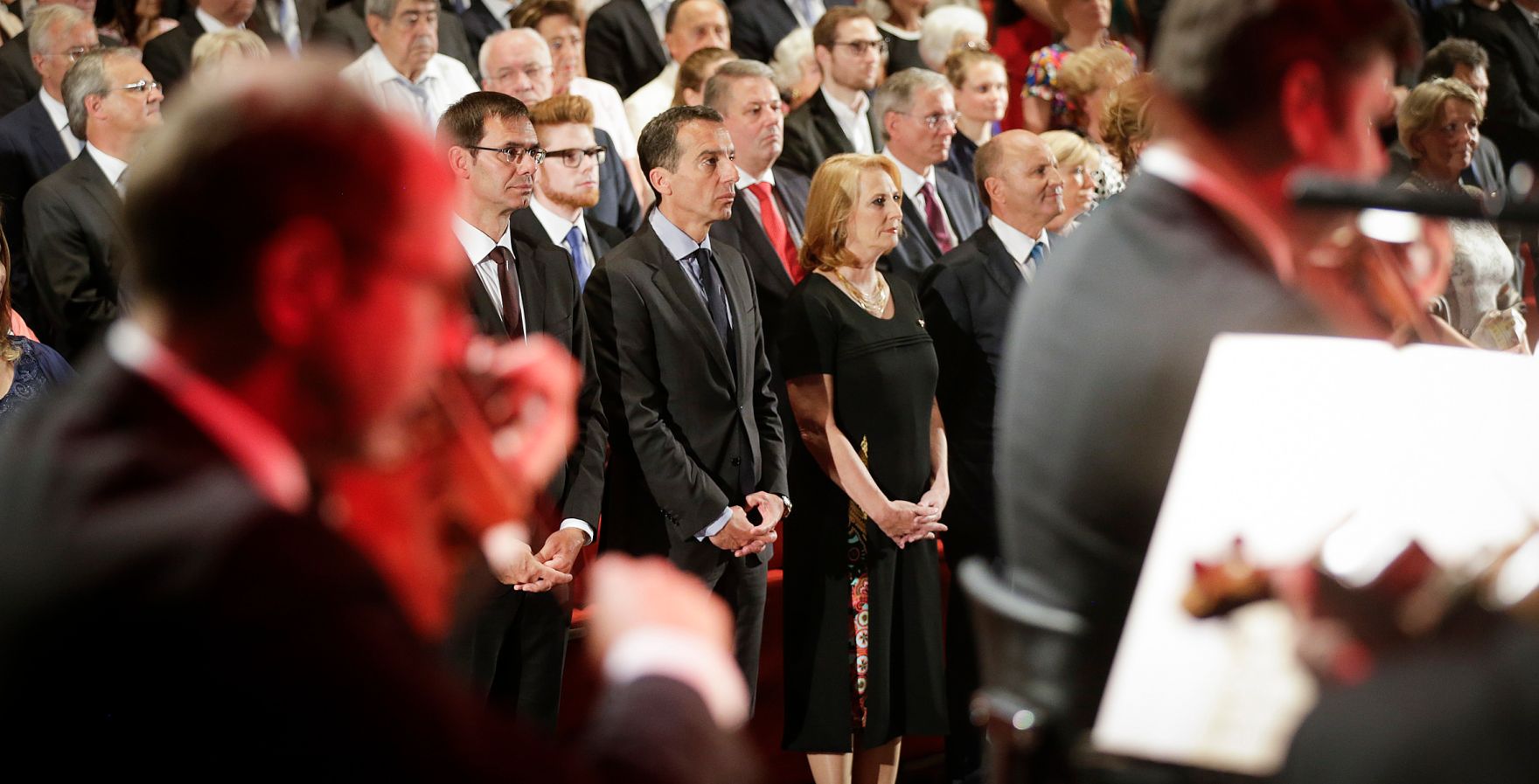 Am 20. Juli 2016 besuchte Bundeskanzler Christian Kern (m.) die Er&ouml;ffnung der Bregenzer Festspiele in Vorarlberg.Im Bild mit Landeshauptmann Markus Wallner (l.) und Nationalratspr&auml;sidentin Doris Bures (r.).