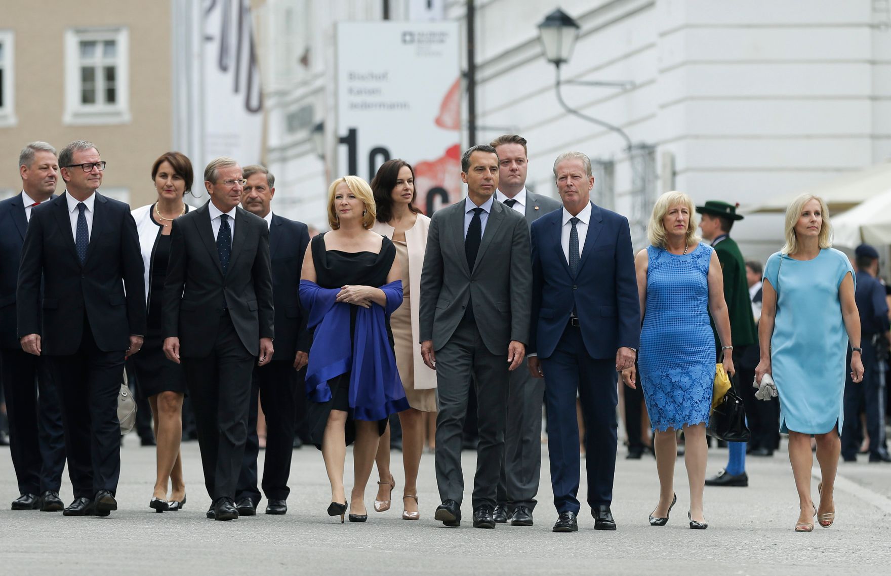 Am 28. Juli 2016 fand der Festakt anl&auml;sslich der Er&ouml;ffnung der 96. Salzburger Festspiele statt. Im Bild (v.r.n.l.) Eveline Steinberger-Kern, Vizepr&auml;sidentin des Bundesrates Ingrid Winkler, Vizekanzler und Bundesminister Reinhold Mitterlehner, Pr&auml;sident des Bundesrates Mario Lindner, Bundeskanzler Christian Kern, Familienministerin Sophie Karmasin, Nationalratspr&auml;sidentin Doris Bures. Landwirtschaftsminister Andr&auml; Rupprechter (l.), 2. Nationalratspr&auml;sident Karlheinz Kopf (2.v.l.) und Landeshauptmann Wilfried Haslauer (4.v.l.).