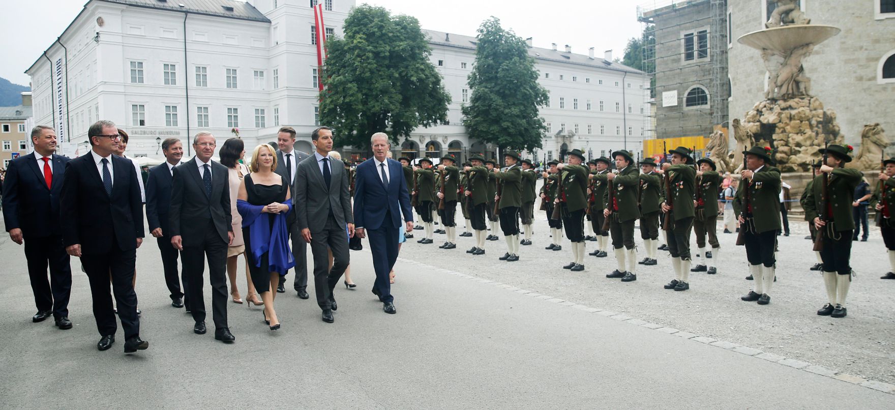 Am 28. Juli 2016 fand der Festakt anl&auml;sslich der Er&ouml;ffnung der 96. Salzburger Festspiele statt. Im Bild (v.r.n.l.) Vizekanzler und Bundesminister Reinhold Mitterlehner, Bundeskanzler Christian Kern, Pr&auml;sident des Bundesrates Mario Lindner, Nationalratspr&auml;sidentin Doris Bures, Familienministerin Sophie Karmasin, Landeshauptmann Wilfried Haslauer. Landwirtschaftsminister Andr&auml; Rupprechter (l.) und 2. Nationalratspr&auml;sident Karlheinz Kopf (2.v.l.).
