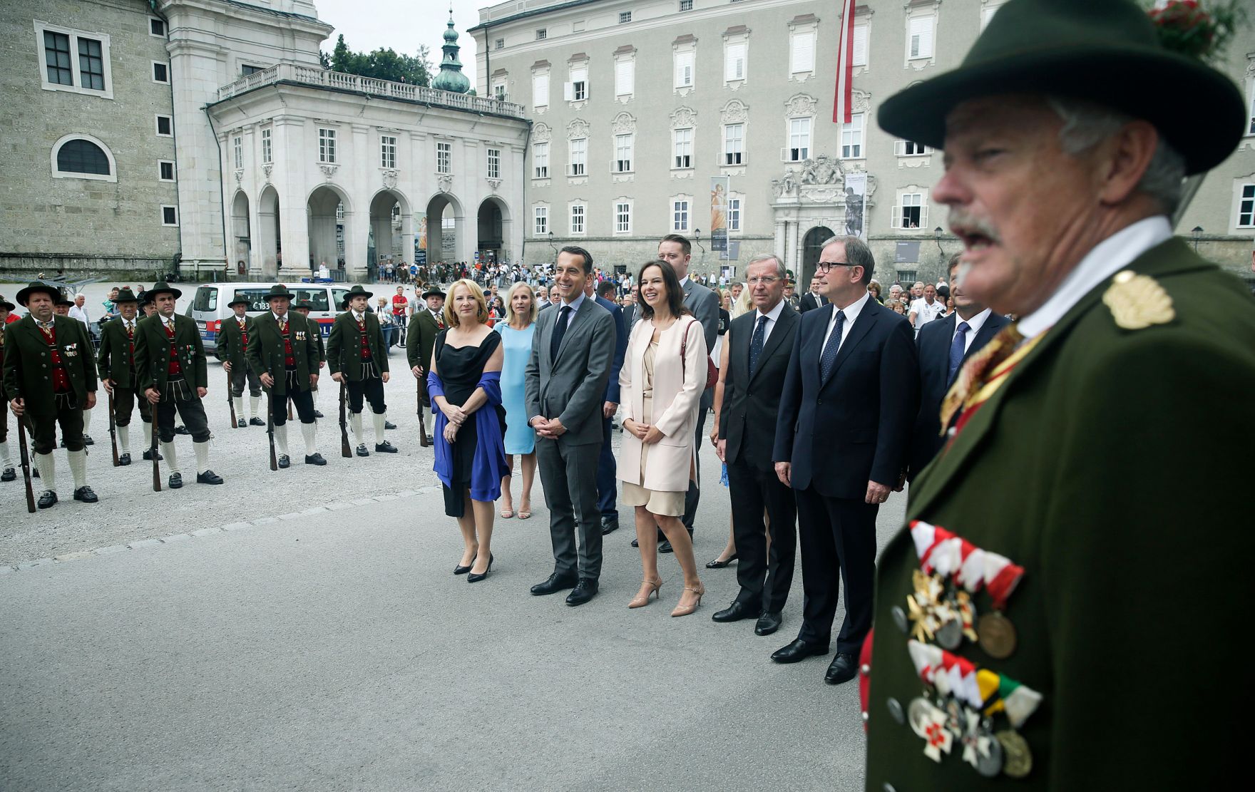 Am 28. Juli 2016 fand der Festakt anl&auml;sslich der Er&ouml;ffnung der 96. Salzburger Festspiele statt. Im Bild (v.r.n.l.) 2. Nationalratspr&auml;sident Karlheinz Kopf, Landeshauptmann Wilfried Haslauer, Pr&auml;sident des Bundesrates Mario Lindner, Familienministerin Sophie Karmasin, Bundeskanzler Christian Kern, Vizepr&auml;sidentin des Bundesrates Ingrid Winkler und Nationalratspr&auml;sidentin Doris Bures.
